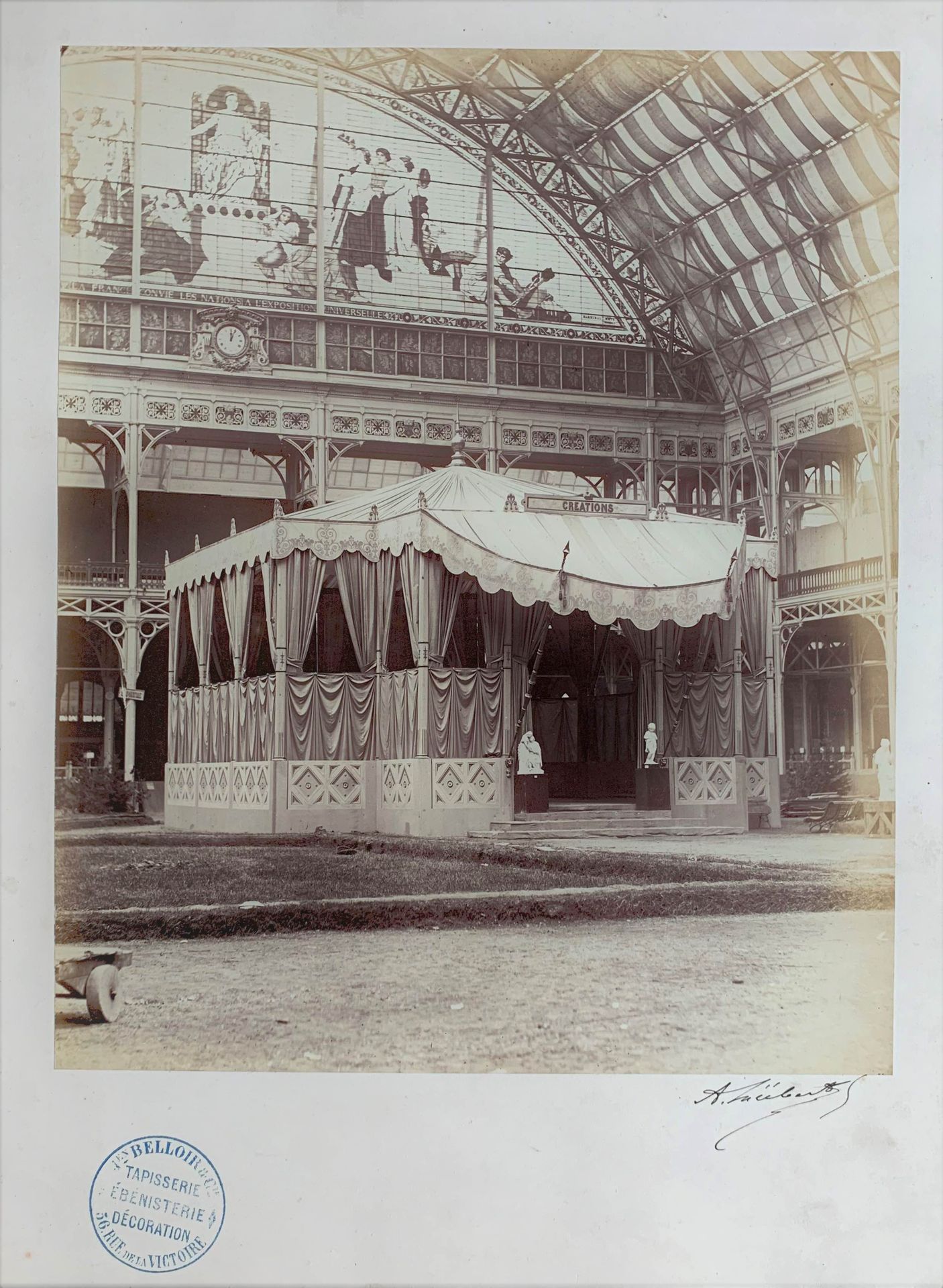 Null 1867年在巴黎举行的世界博览会上，BELLOIR公司的作品展馆。大幅照片印在蛋白纸上，装在纸板上，右边的照片下有墨水签名，左边的照片下有印章 "Je&hellip;