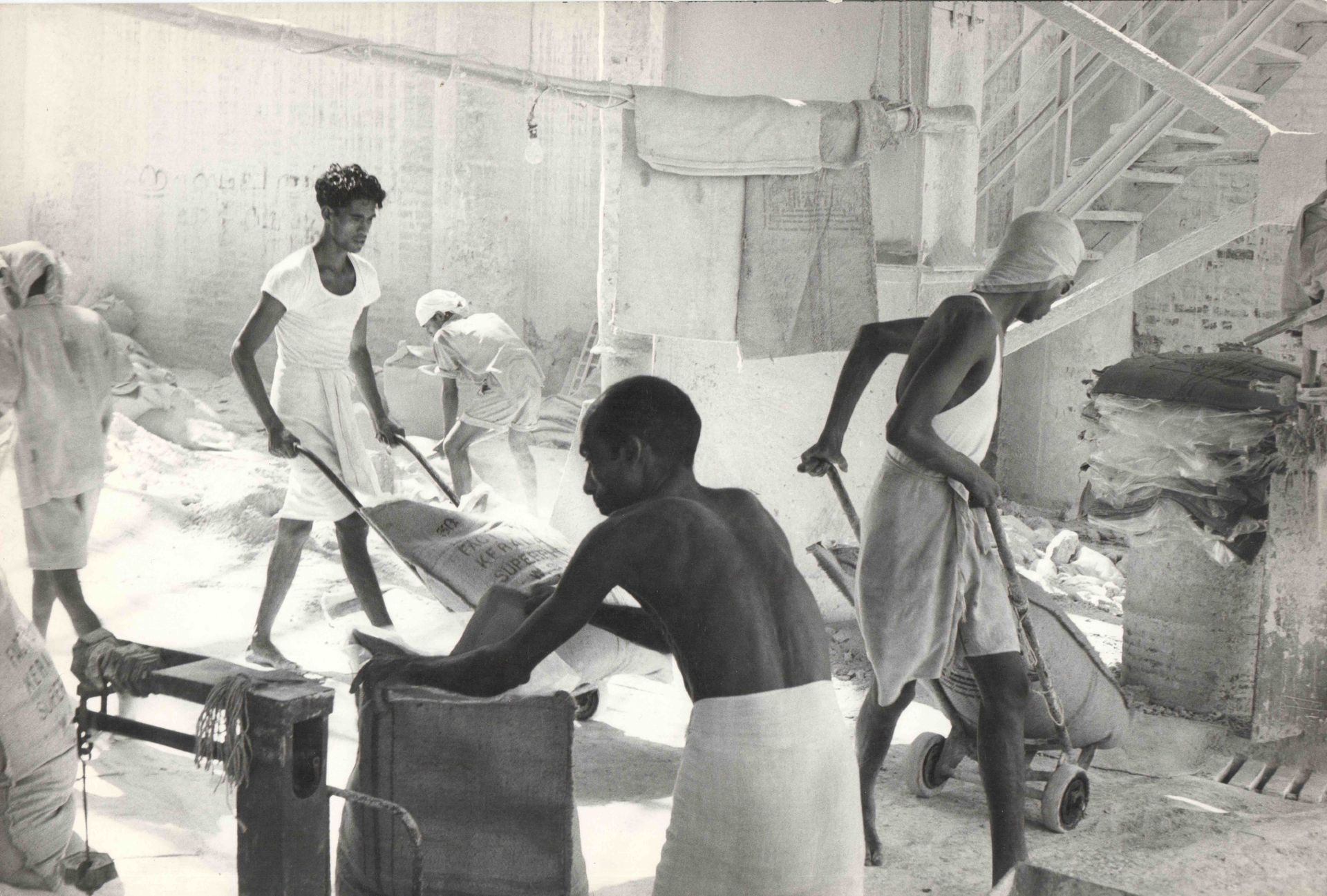 Null 
Cartier-Bresson Henri (1908-2004).印度阿鲁瓦的化肥厂，1966年。厚纸银质摄影作品，背面有摄影师的印章和铅笔注释，&hellip;