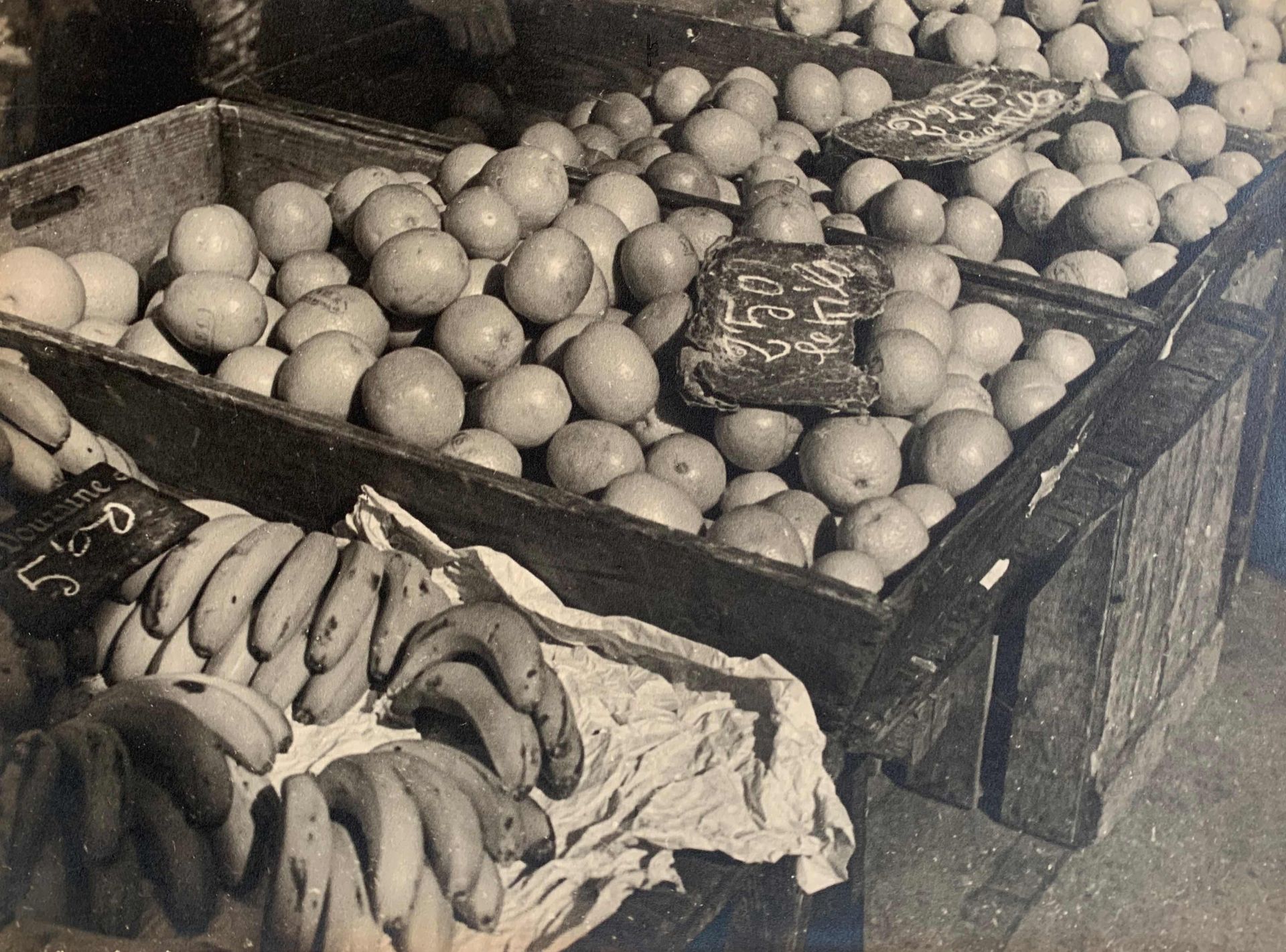 Null 泰奥多尔-布朗（1891-1985）和安托万-德米伊（1892-1964）。布兰克-德米利工作室。水果摊位。大幅银质照片印在厚纸上，约1938年，尺寸&hellip;