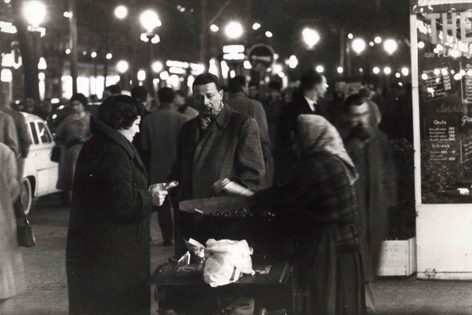 Null 香榭丽舍大街上的栗子卖家。银质摄影作品，背面有蓝色铅笔手写的注释，约1950年，尺寸为20 x 30,2厘米。完美的状态。