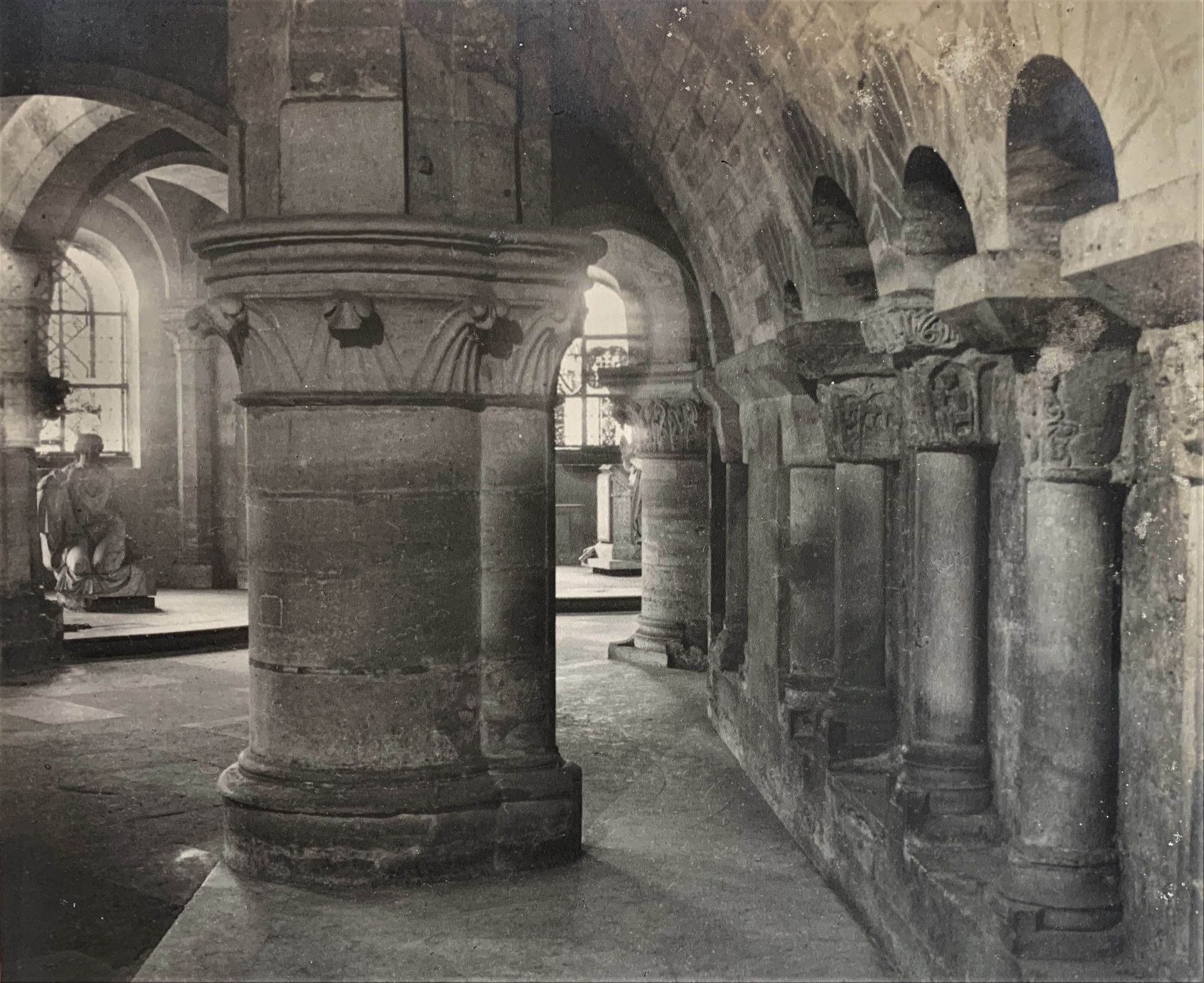 Null Basilica di Saint Denys (Senna). La cripta. Set di 3 stampe fotografiche al&hellip;