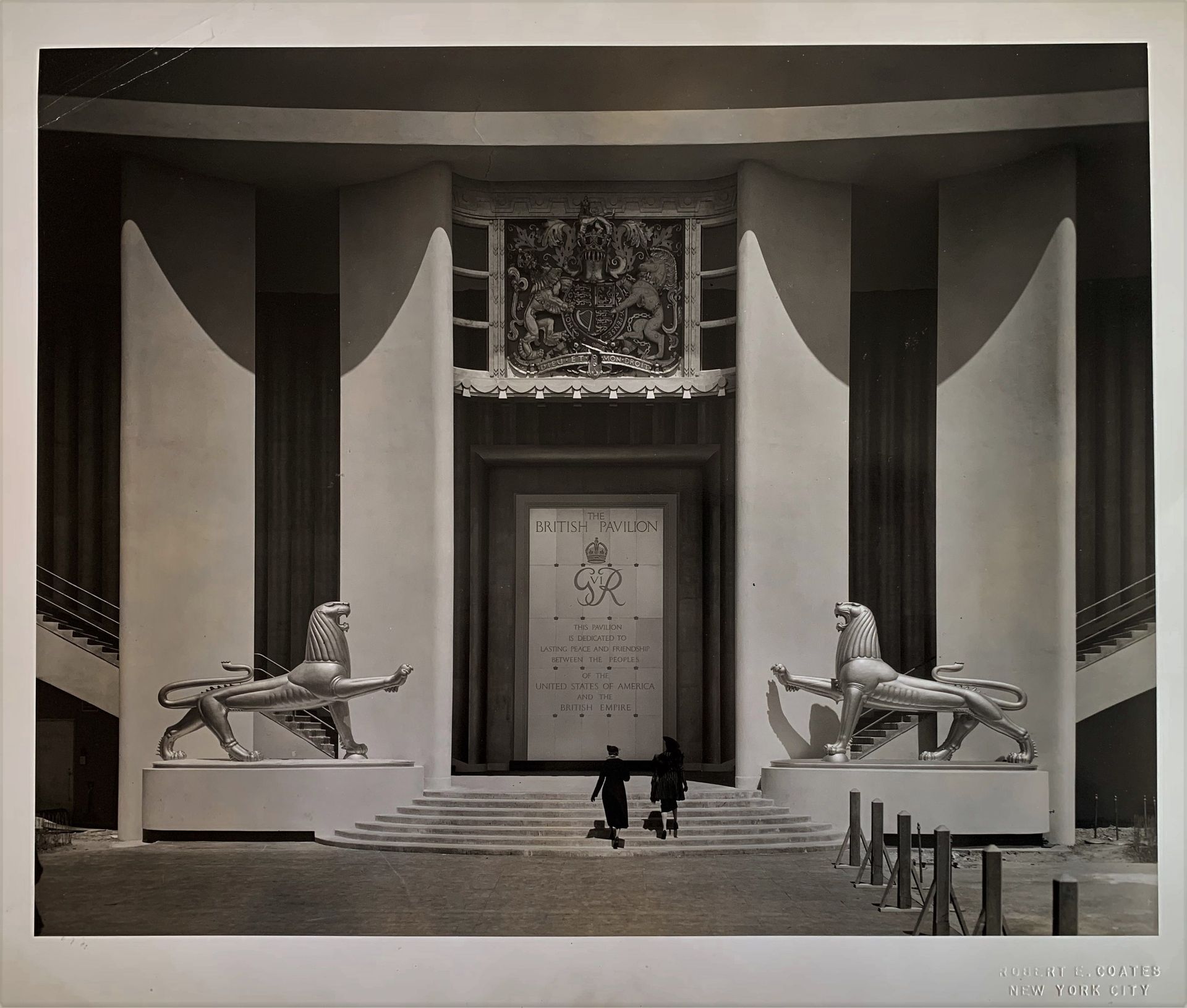 Null 罗伯特-科茨。1939年纽约世界博览会的英国馆。大型银质摄影作品，右下角有干印，背面印有 "Robert E. Coates, New York"，1&hellip;