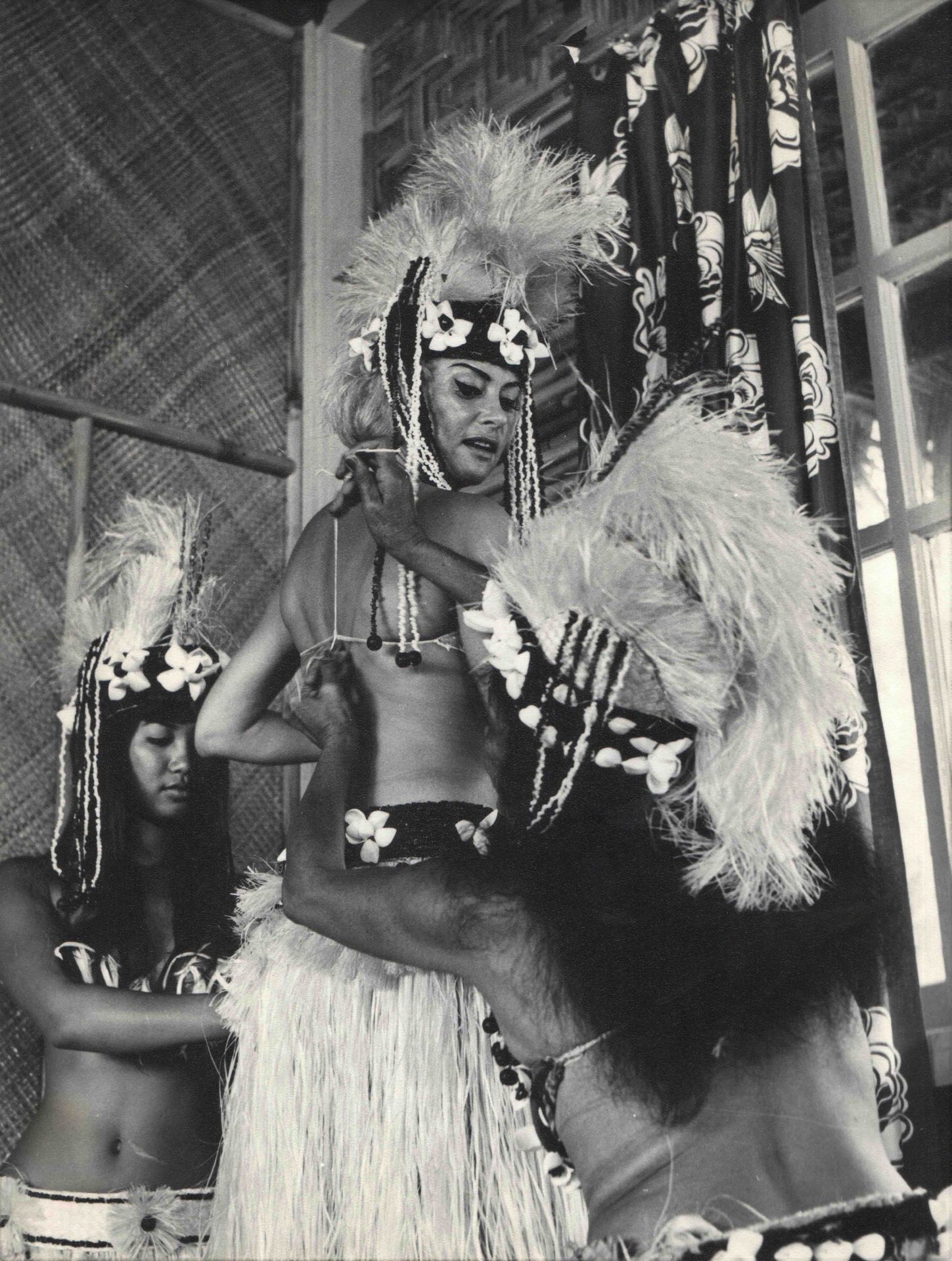 Null Adolphe Sylvain (1920-1991). Last preparations before the dance. Tahiti. Fr&hellip;