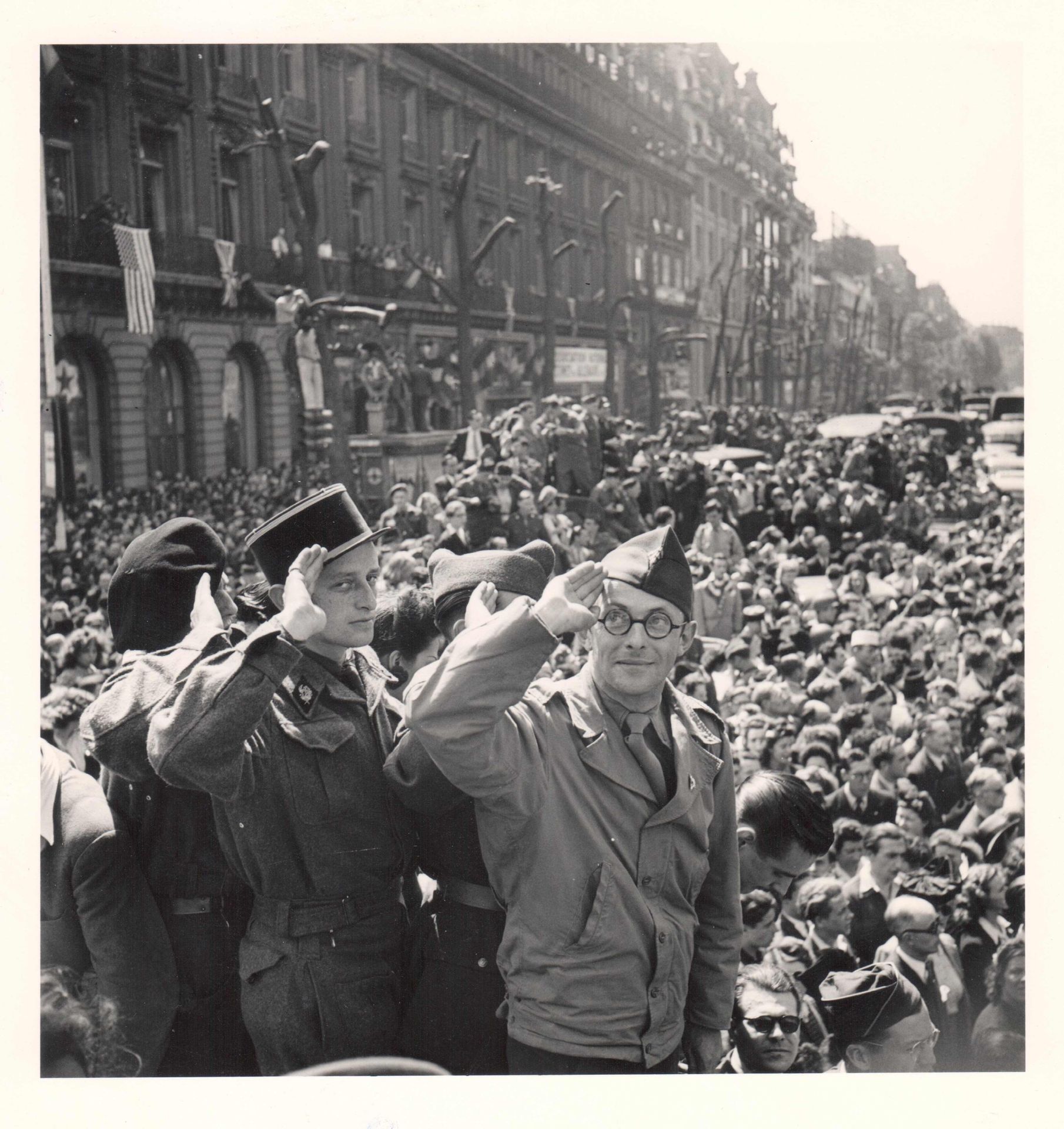 Null 巴黎的解放。一套4幅银质摄影作品，描绘了1944年巴黎解放后的游行，背面有英文和法文的手写说明，大约在1980年，尺寸为边距外16.8 x 16厘米，&hellip;