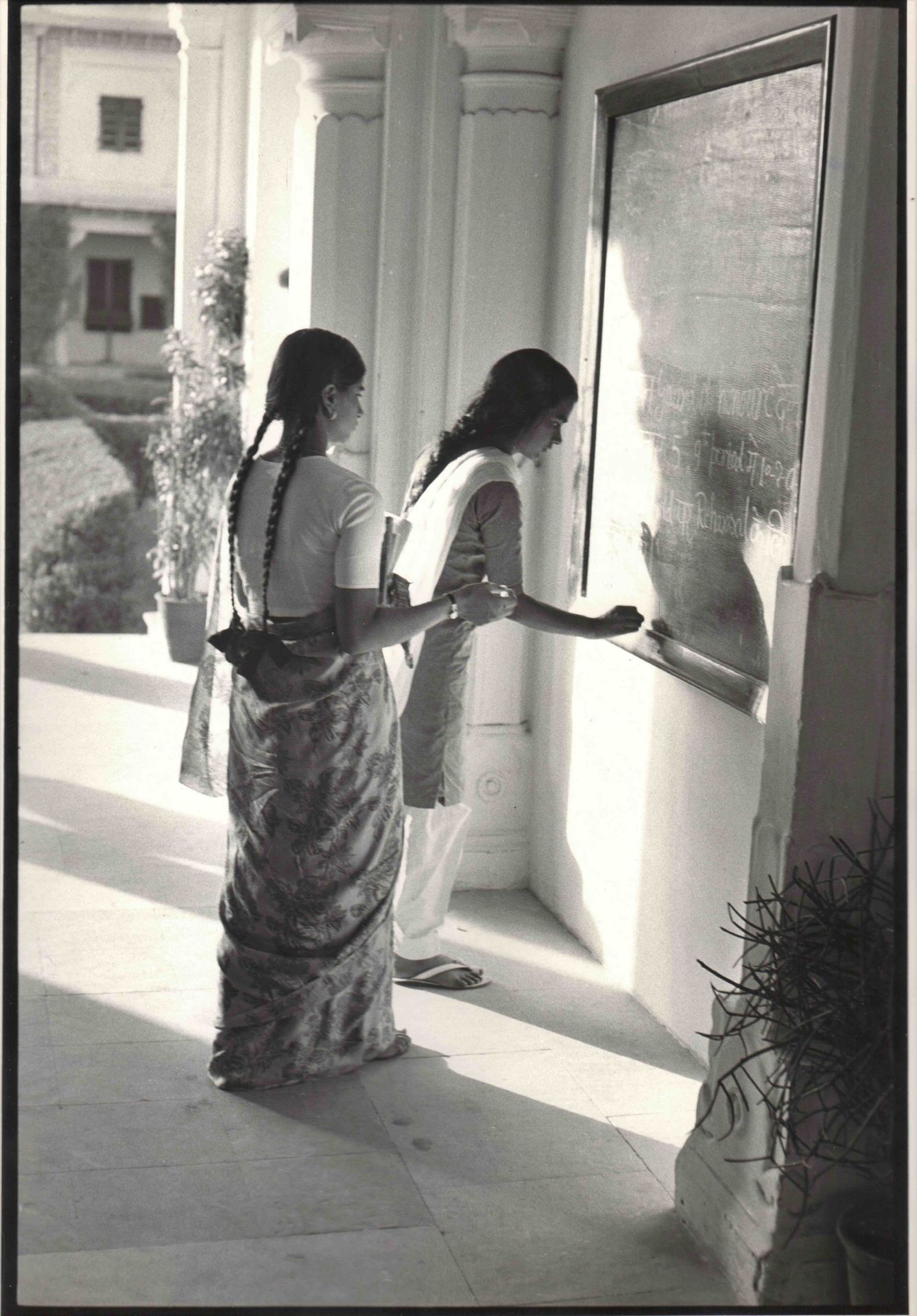 Null 
Cartier-Bresson Henri (1908-2004).印度斋浦尔的马哈拉尼学院的学生，1966年。厚纸银质摄影作品，背面有摄影师的印章&hellip;