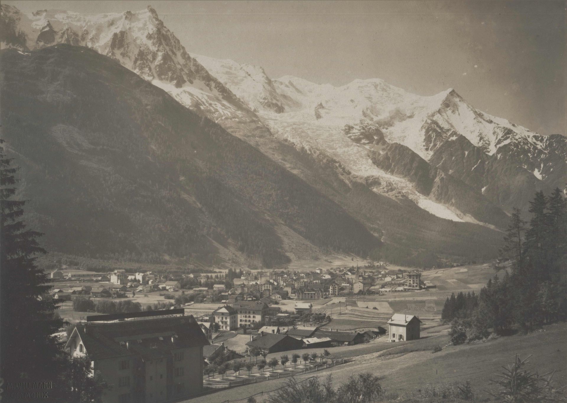 Null Max Willmann. View on Chamonix and the surrounding mountains: Aiguille du M&hellip;