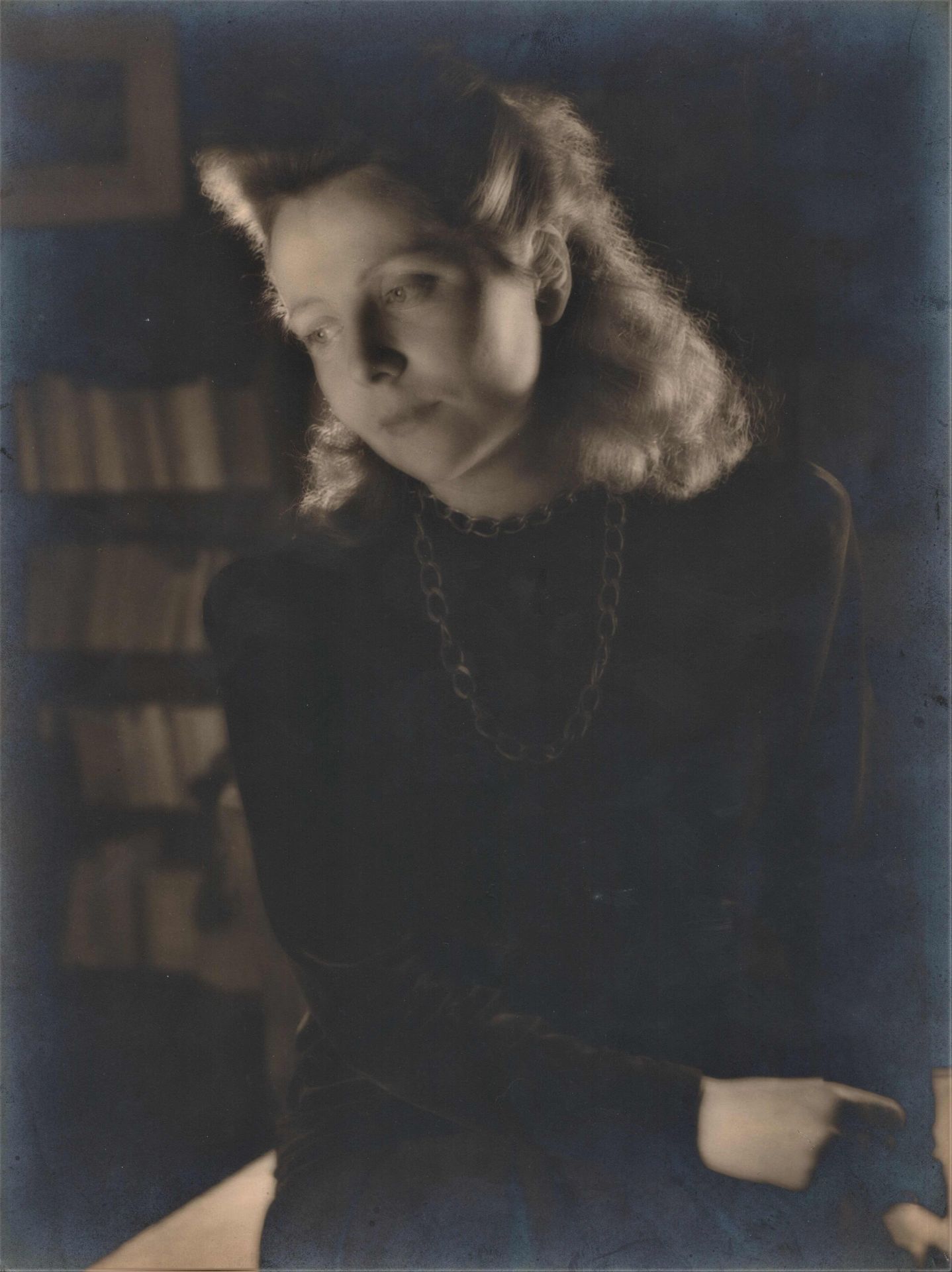 Null 罗伯特-杜伊斯诺（1912-1994）。家庭照片。女人在书架前摆姿势，一个孩子在用脚玩耍。一套2张厚纸银质摄影版画，版画背面印有 "Photo Rob&hellip;