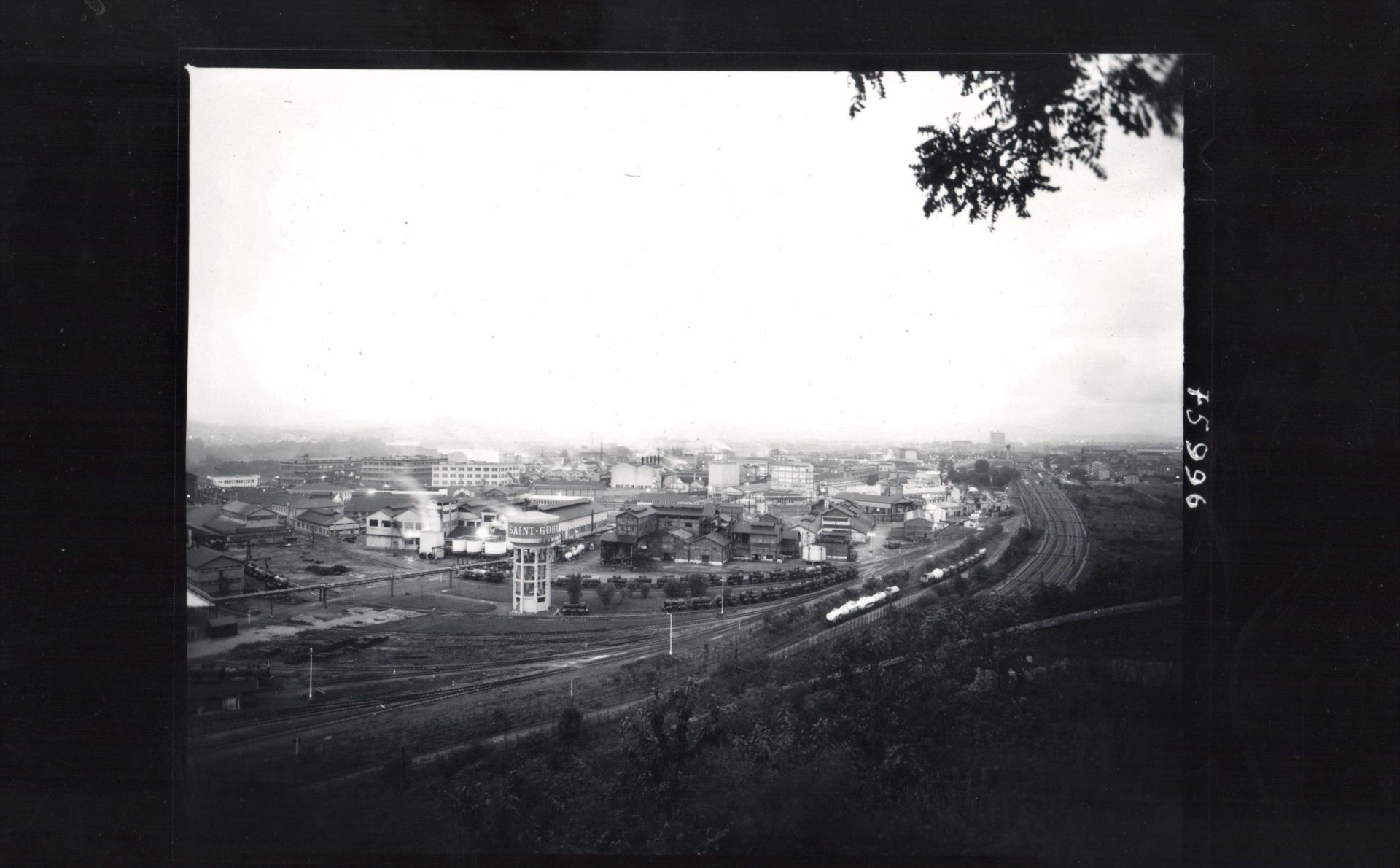 Null 罗伯特-杜伊斯诺（1912-1994）。圣戈班工厂和露天矿的联系表。一套2张银质接触片，包含7张照片，背面有手写的注释 "Doisneau"，大约在1&hellip;