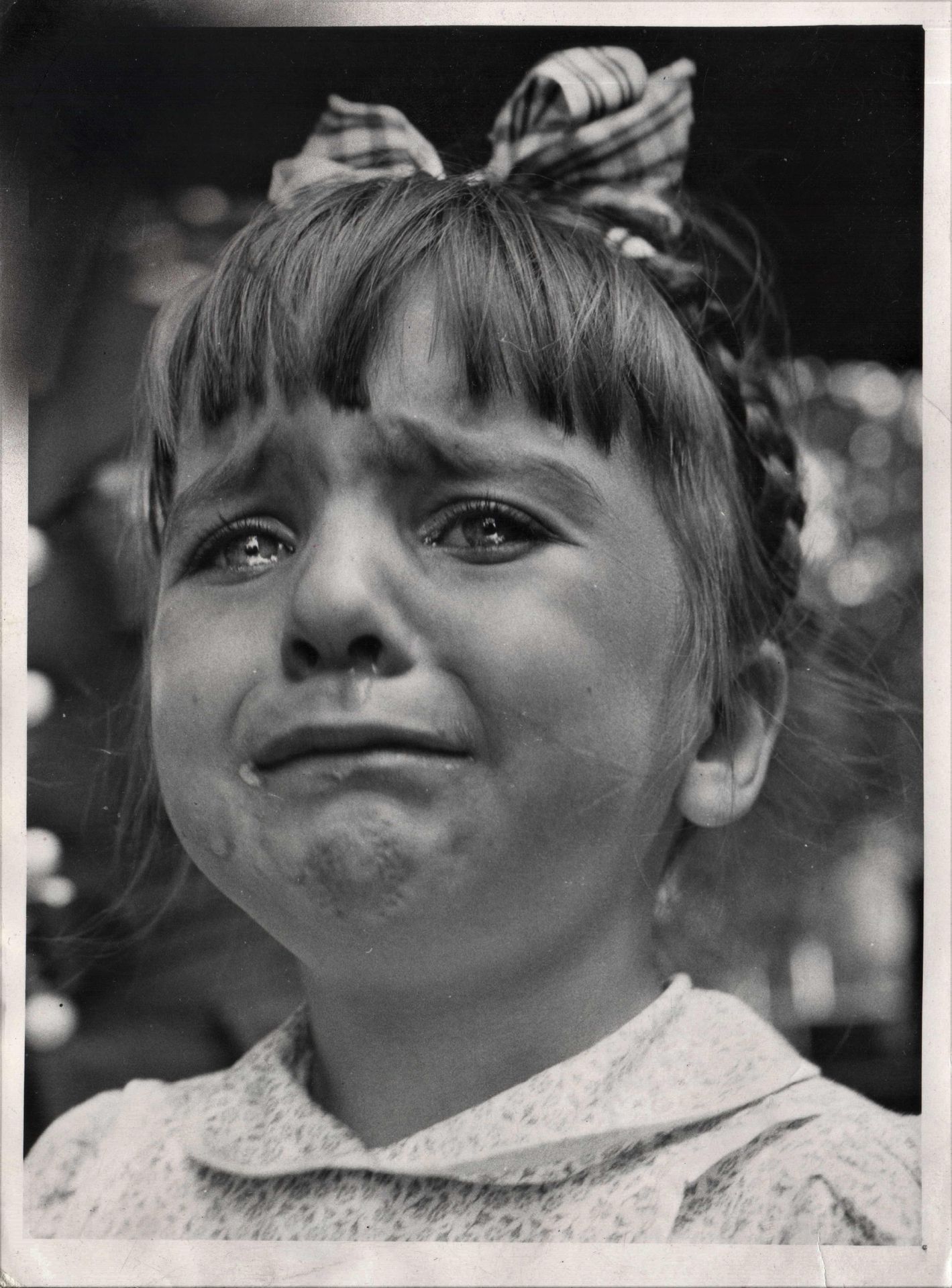 Null LYNX图片社。年轻女孩在哭泣。银色摄影作品，背面有各种印章和注释，包括 "Lynx, Agence Photographique de la Pre&hellip;