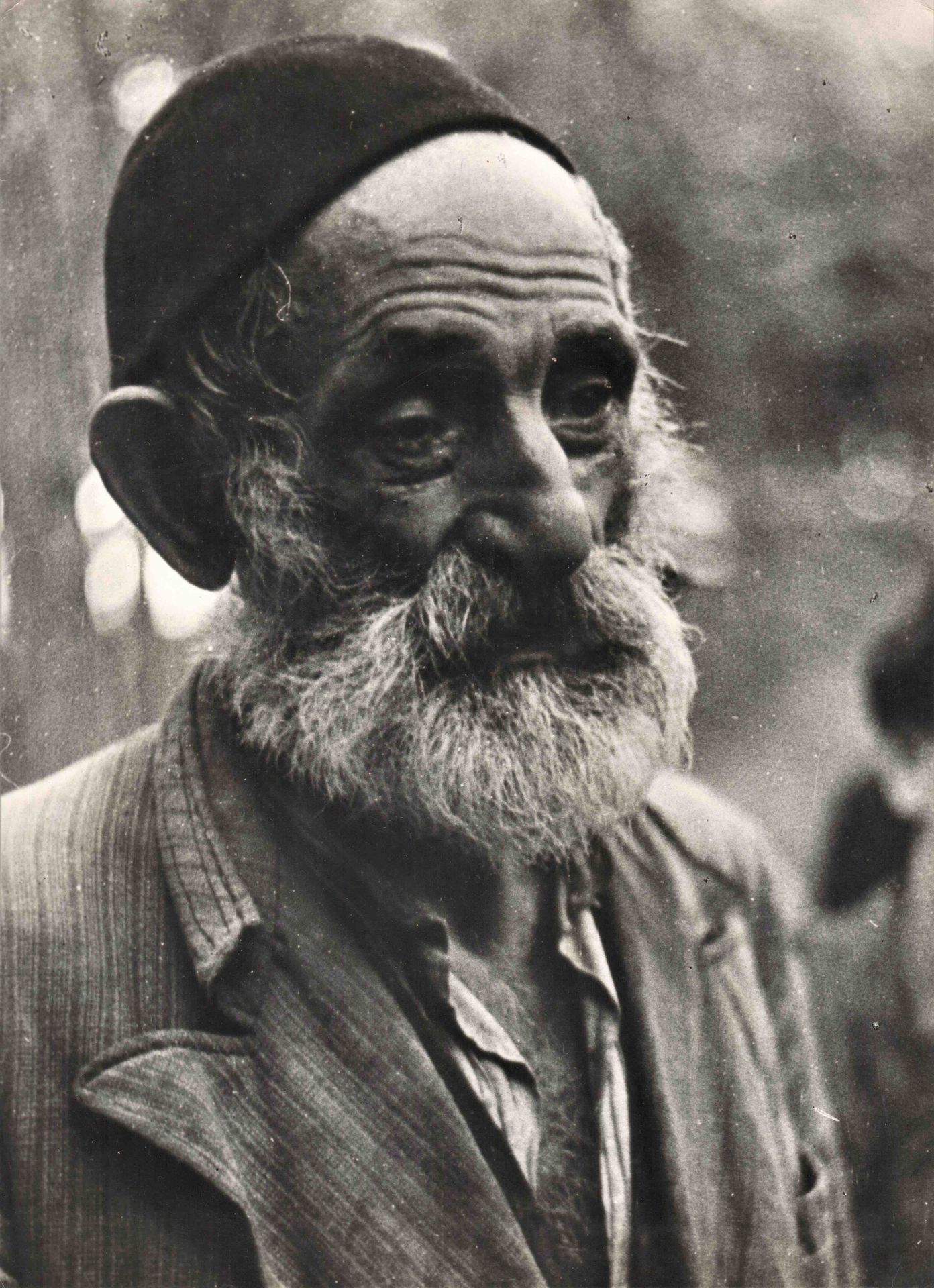 Null 来自中欧的一位老人的画像。银色摄影作品，背面有编号和旧标签的痕迹，约1942年，尺寸为24.5 x 18厘米。