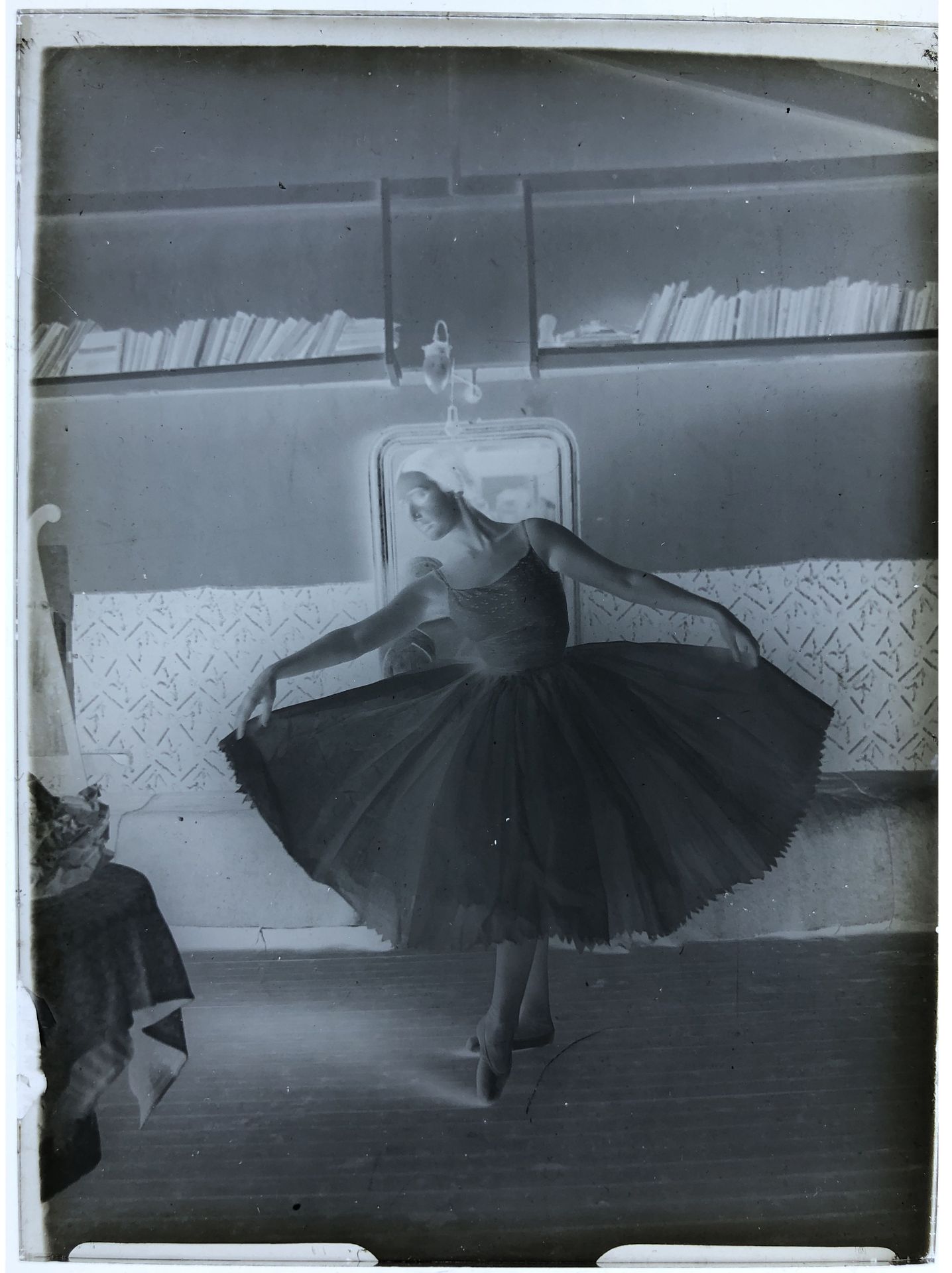Null 布朗库西-康斯坦丁（1876-1957）。LIZICA CODREANU在CONSTANTIN BRANCUSI工作室的舞步。一组2张玻璃板上的明胶银&hellip;