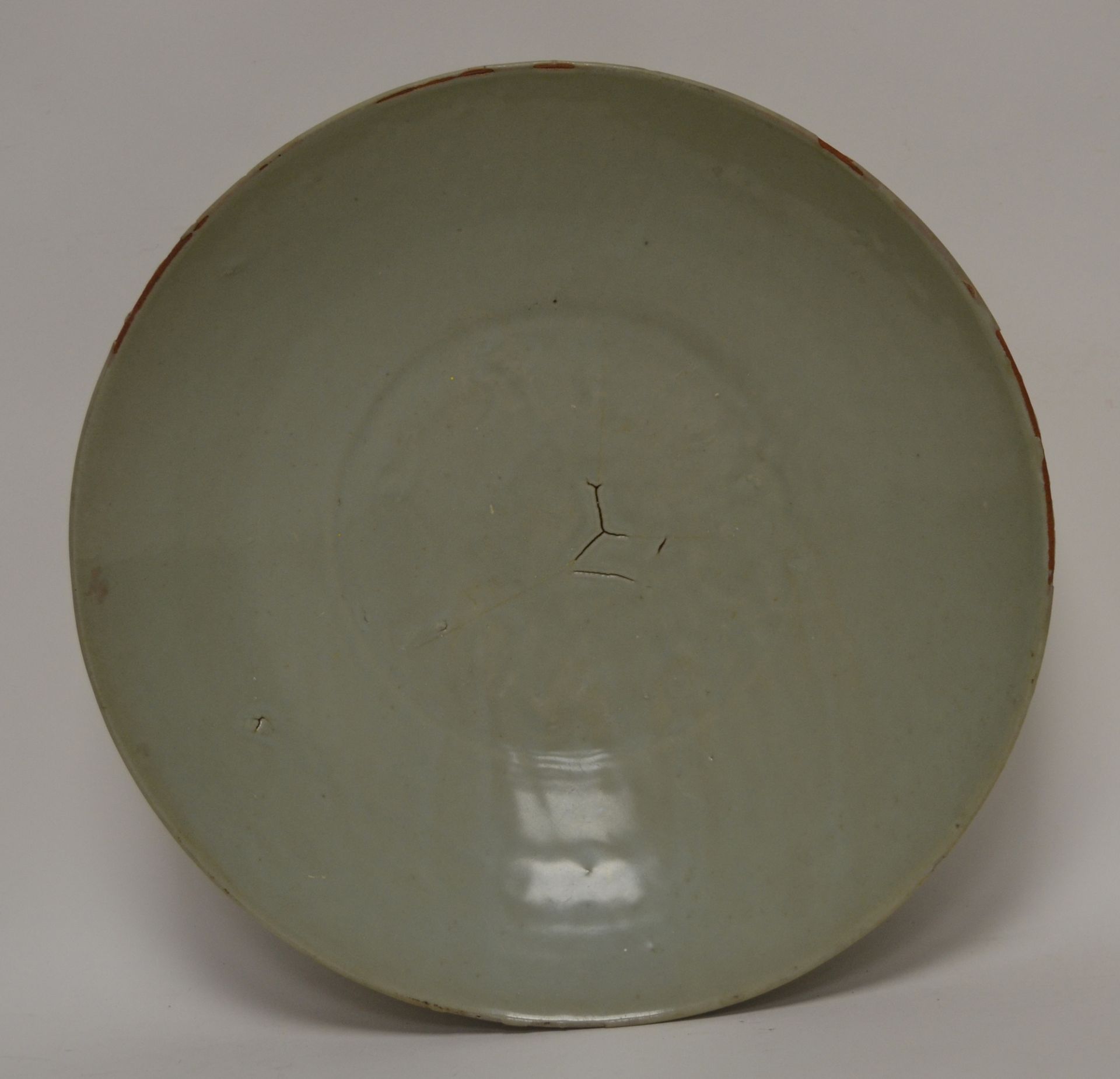 Null 中国，18-19世纪。一个大的圆形青瓷釉面石板（边缘的釉面有小的缺口）。D. 37厘米