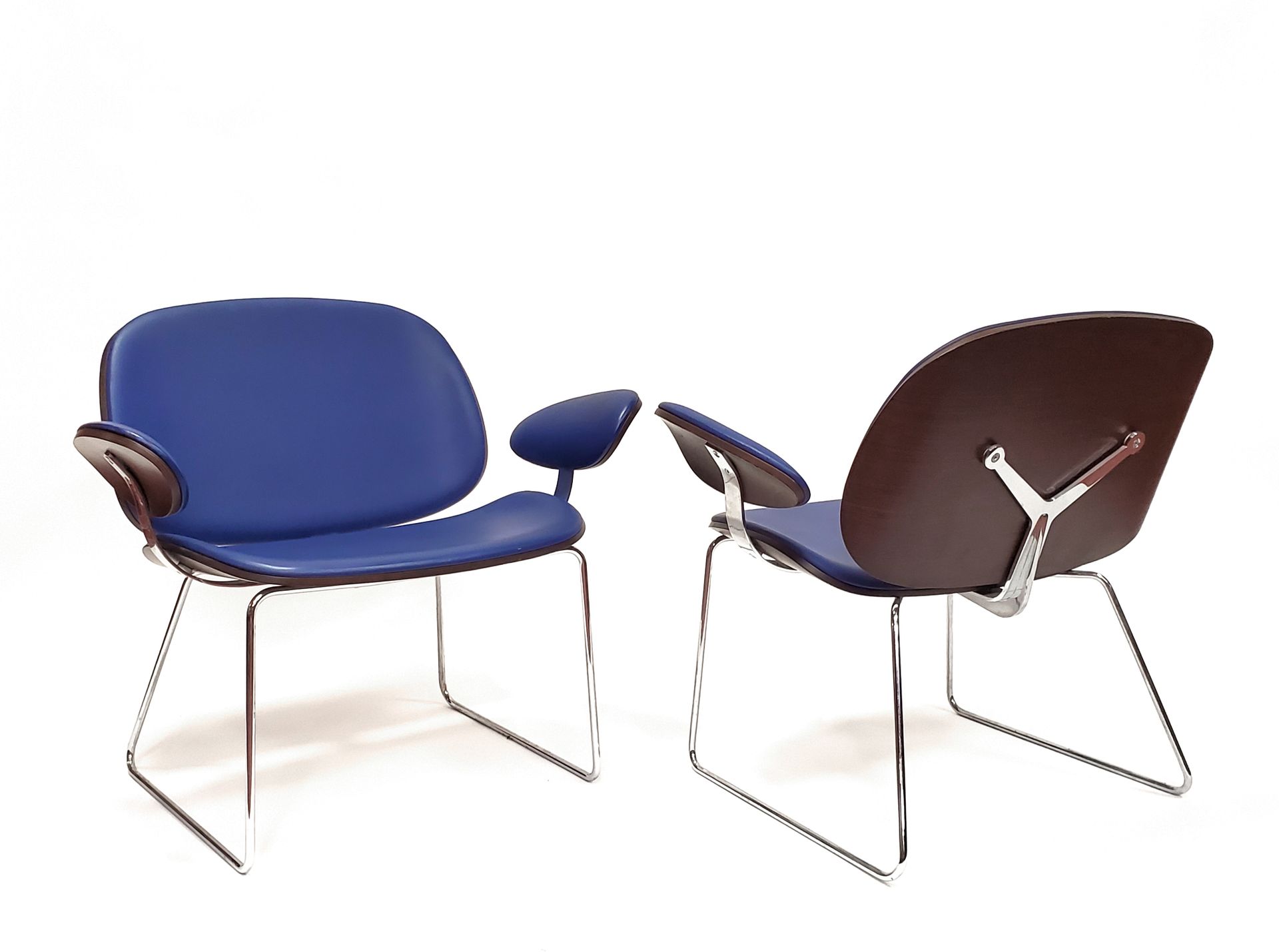 Null 马可-马兰（1963年）代表帕里。一对Blob模型扶手椅，蓝色皮革，胶合板和镀铬金属。