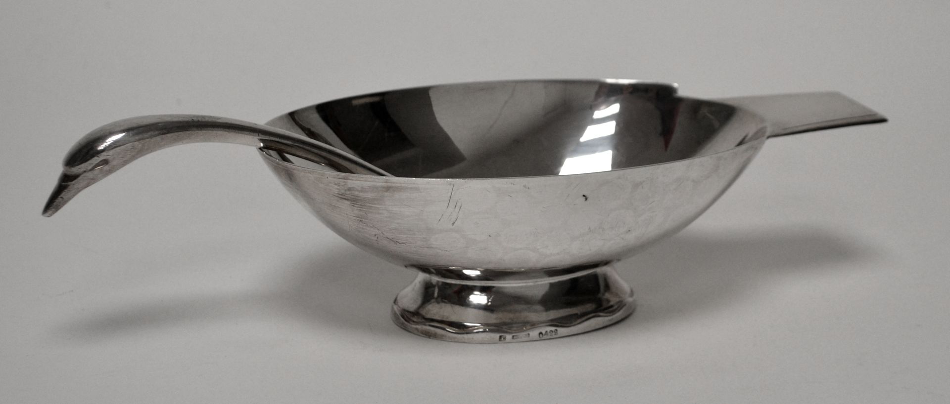 Null Christian FJERDINGSTAD代表GALLIA。镀银金属天鹅杯，勺子形成天鹅的颈部和头部，杯脚装饰有波浪，长26.5厘米