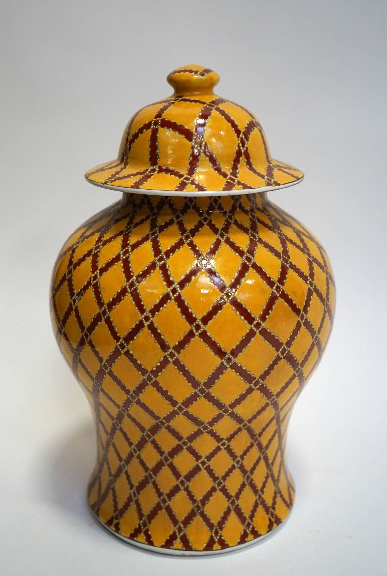 Null CHINA. Wichtige gedeckte Vase aus Porzellan mit Rautendekor auf gelbem Grun&hellip;