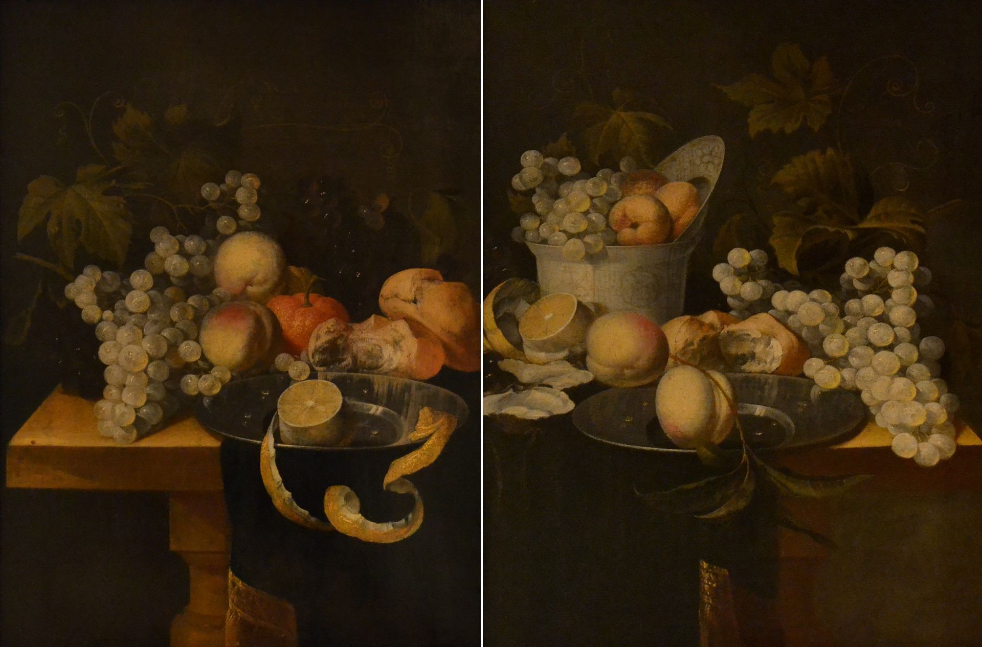 Null 1680年左右的德国学校，Georg HAINZ的追随者。静物画中的万利杯、葡萄和桃子摆在夹板上。一对帆布画。55.5 x 41.5厘米