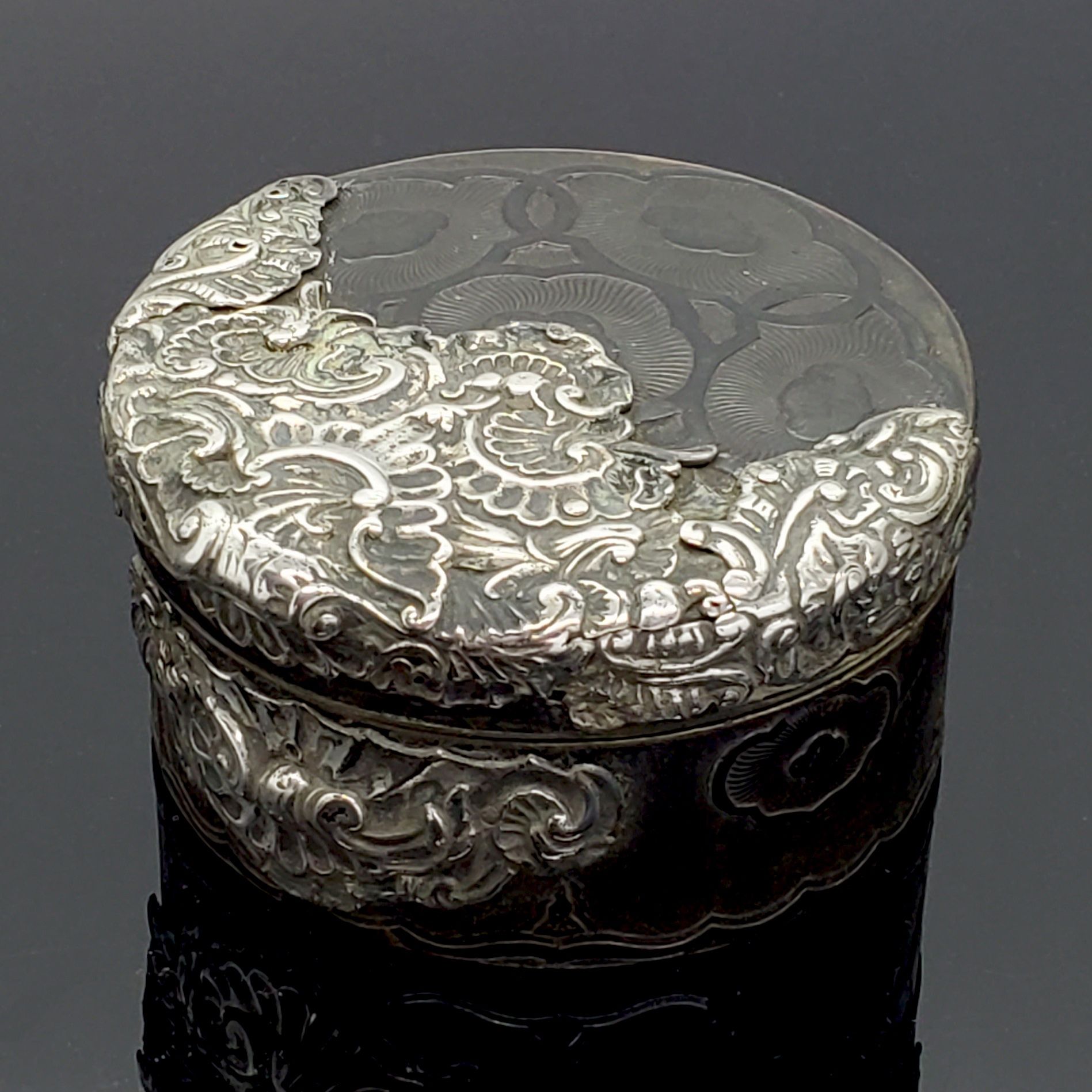 Null 龟甲盒上装饰有日本风格的放射状奖章，银制的Rocaille风格安装。18-19世纪的外国作品，4.5 x 8.5厘米