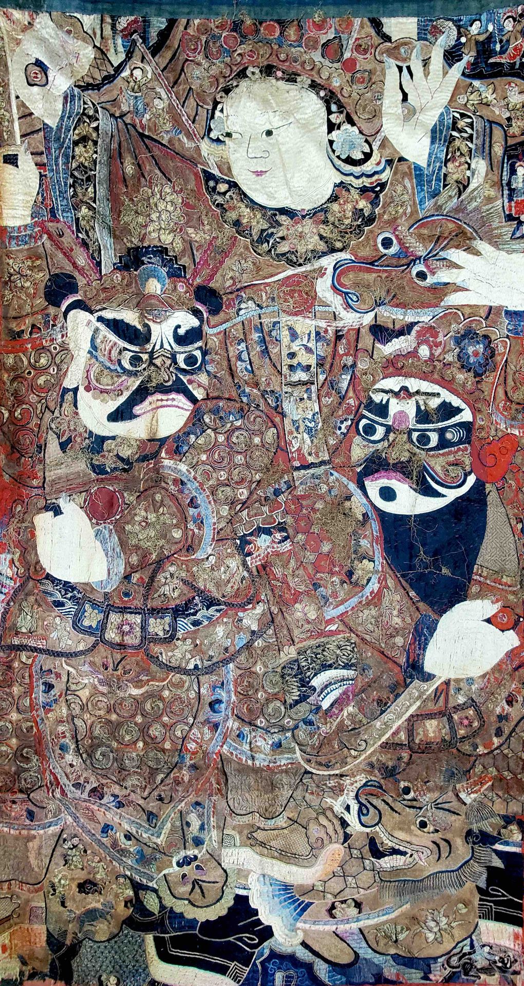 Null CHINE début XIXe. Acteurs de théâtre masqués. Broderie. 302 x 164 cm Quelqu&hellip;