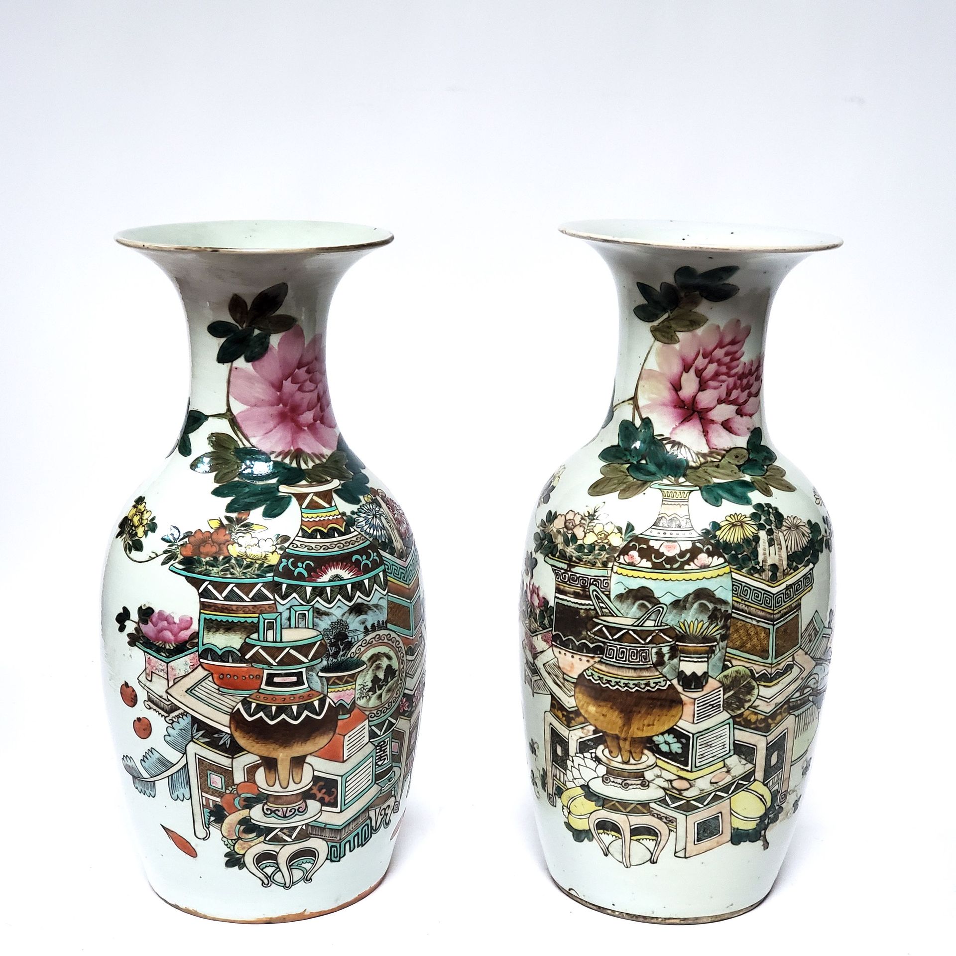 Null CHINE Paire de vases en porcelaine à décor de fleurs et calligraphies. H. 4&hellip;