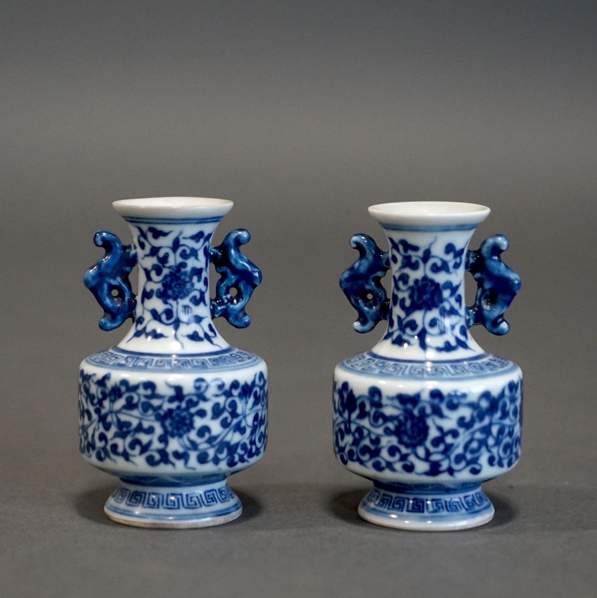 Null CHINA Ein Paar Miniatur-Vasen mit blauem und weißem Dekor. Trägt eine apokr&hellip;