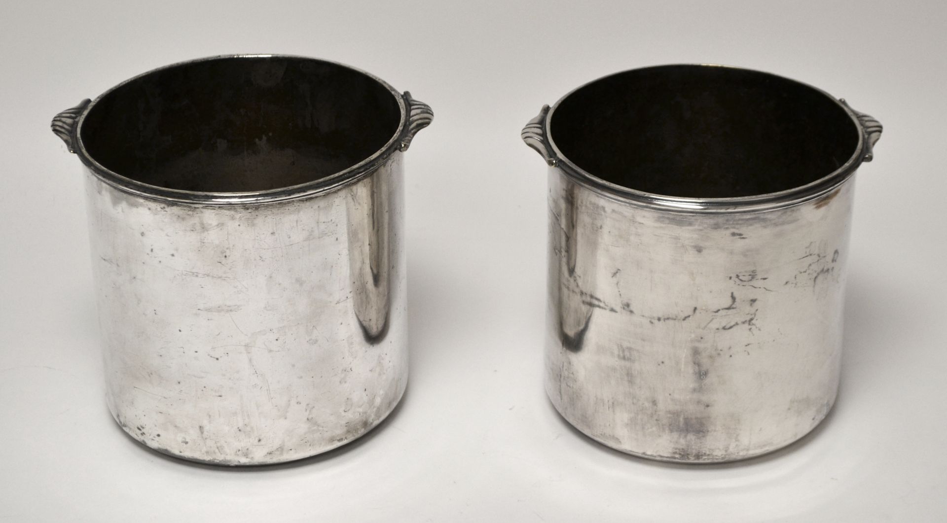 Null 一对镀银刷碗，手柄有辐射状的耳朵，19世纪的作品。高17,5厘米