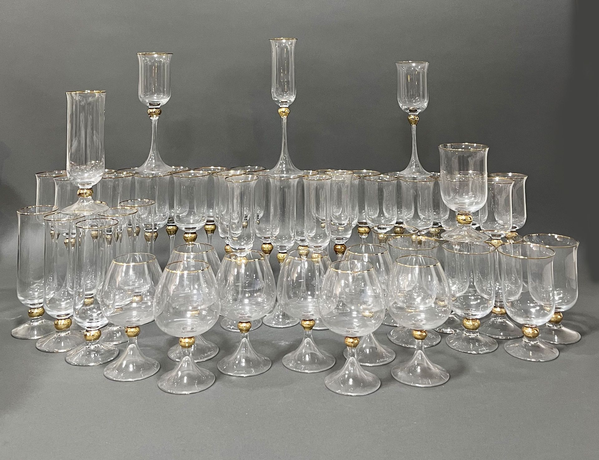 Null 一批重要的55个PACO RABANNE玻璃杯，环形和上唇镀金，包括12个葡萄酒杯，12个白葡萄酒杯，8个香槟FLUTHS，8个水杯，8个白兰地杯和7&hellip;