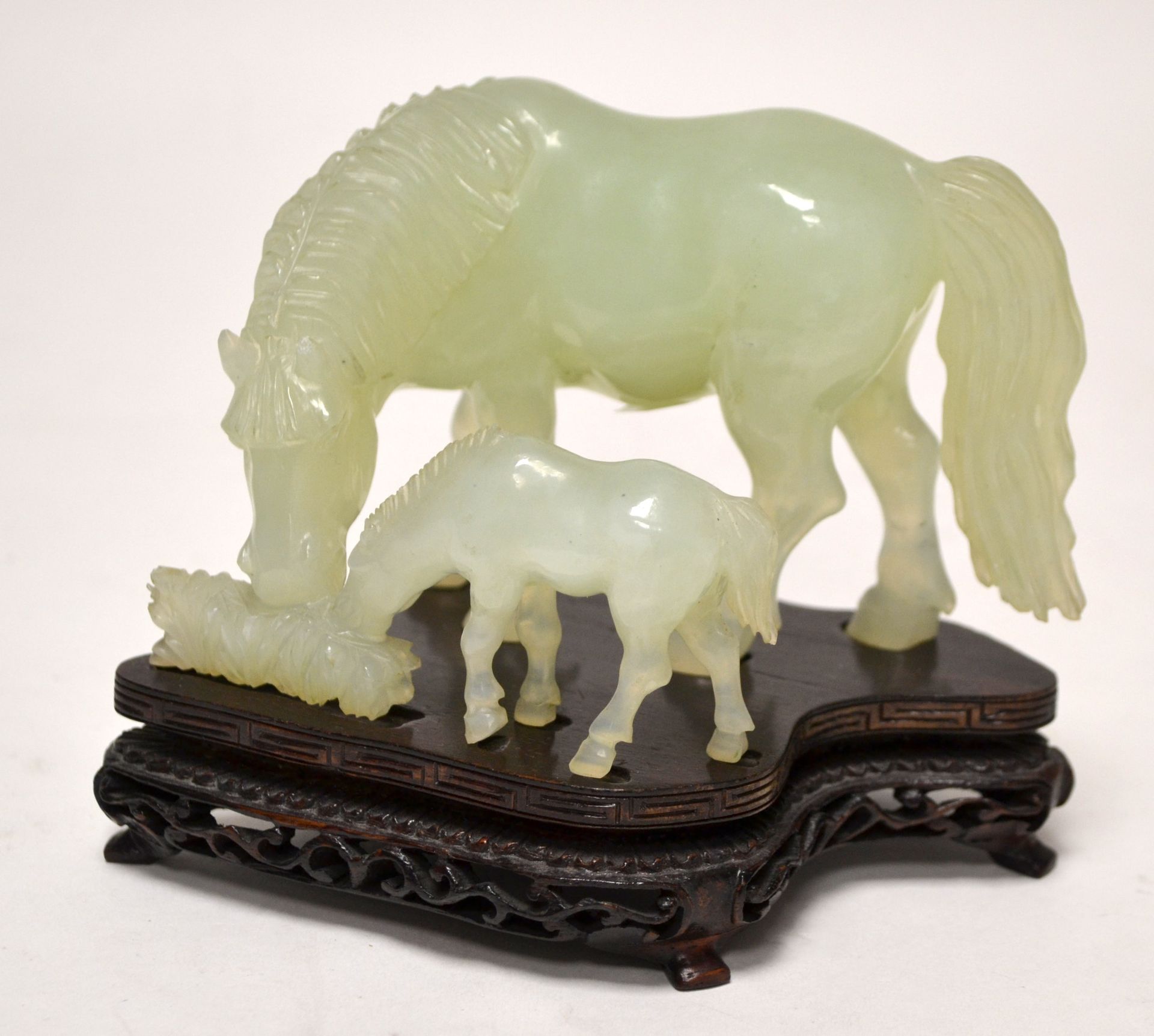 Null 中国。雕刻着绿色蛇纹石的马和它的小马驹。9 x 13 x 7厘米 雕刻的木质底座。