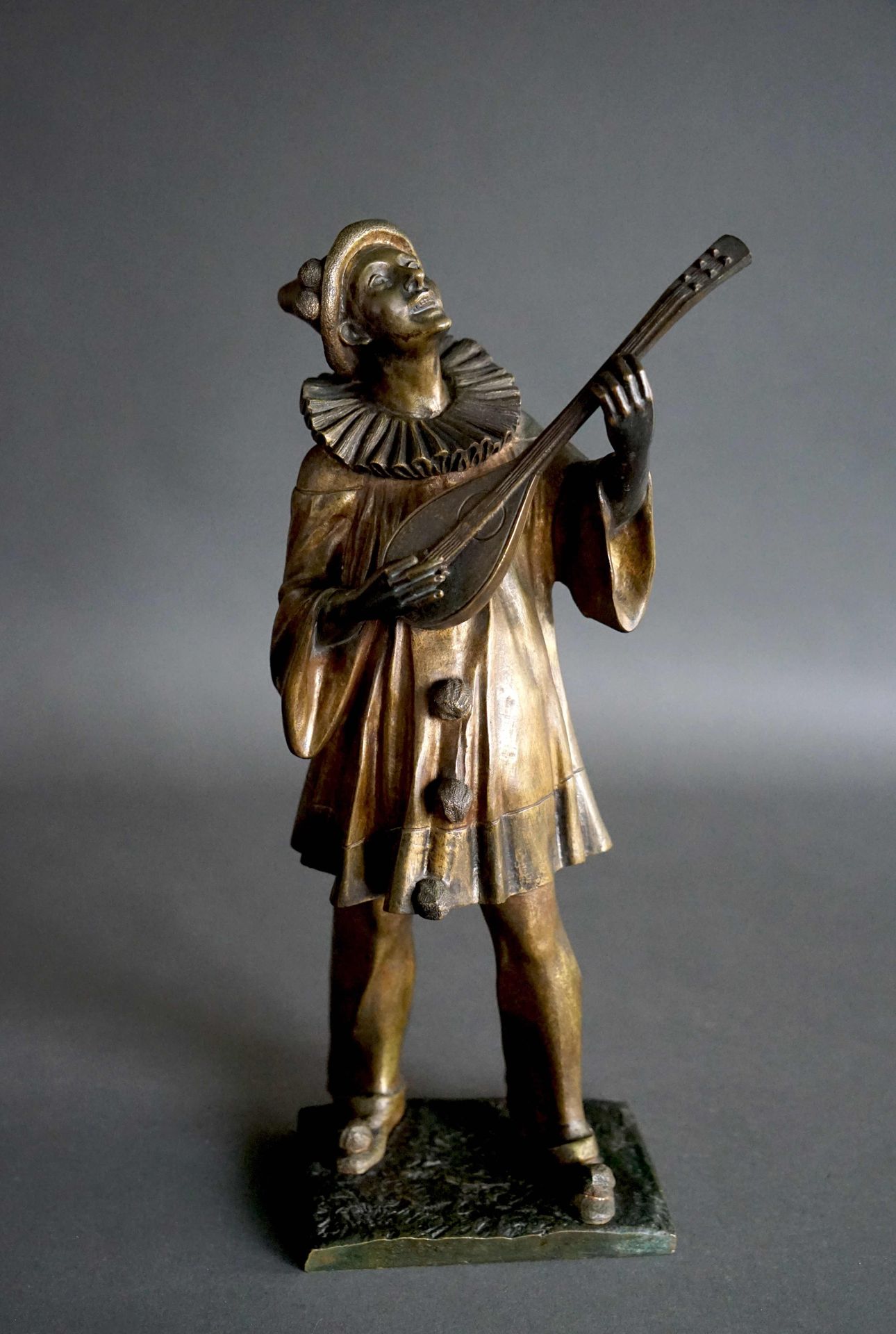 Null Robert BOUSQUET (1894-1917) Pierrot à la mandoline. Epreuve en bronze à pat&hellip;