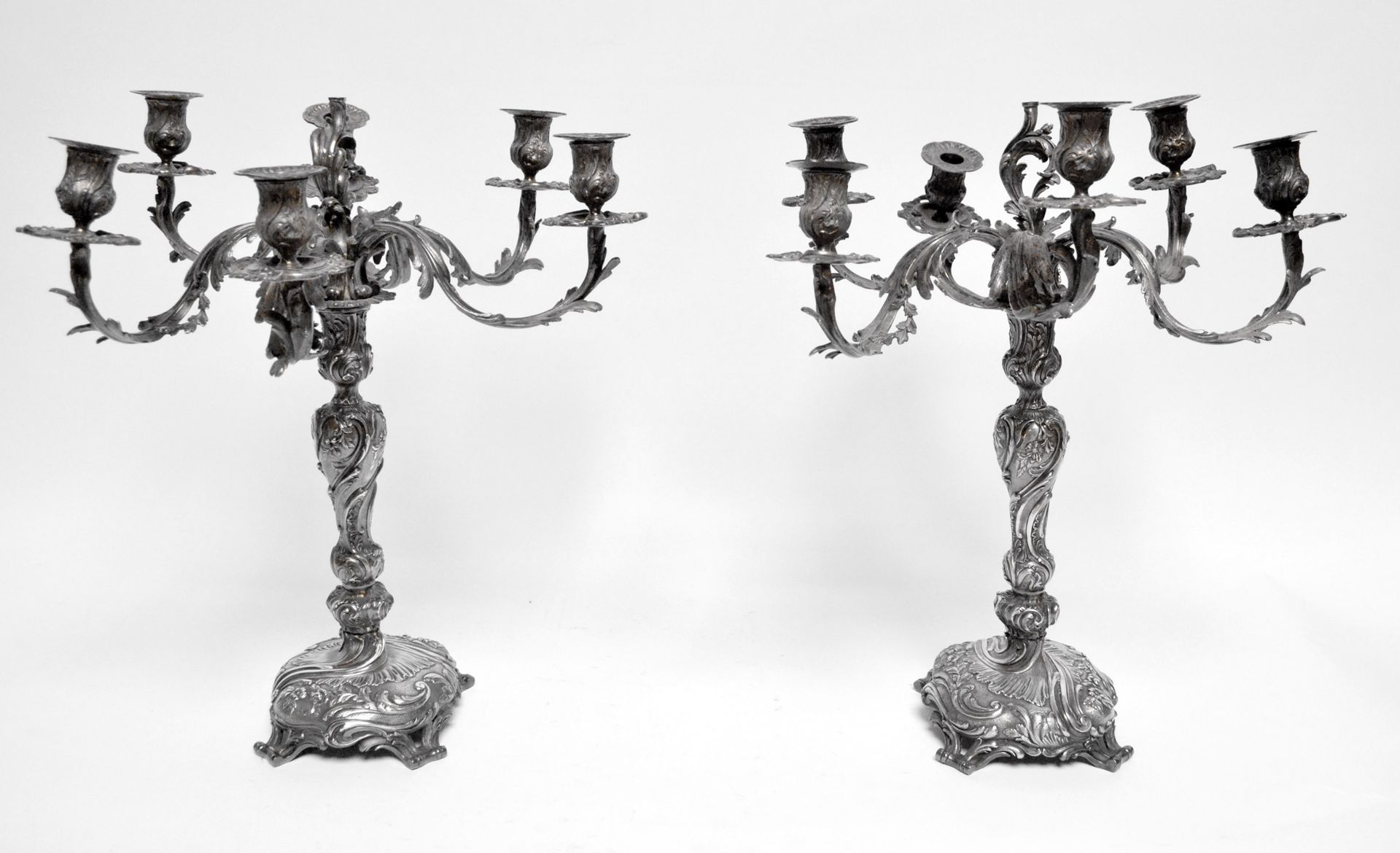 Null 一对大的六灯Rocaille青铜烛台。缺少中央水龙头。19世纪晚期。高57厘米