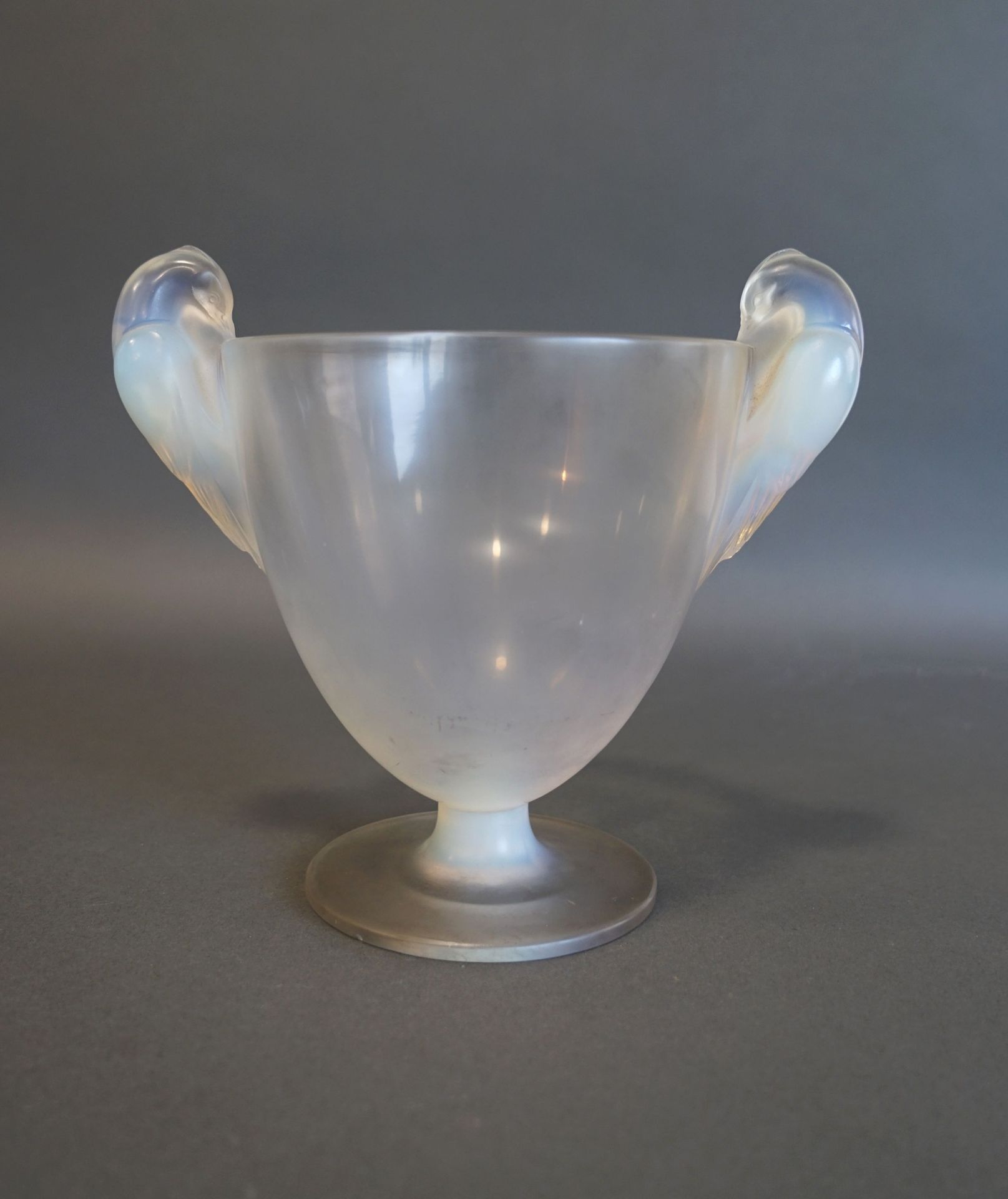 Null René LALIQUE (1860-1940) Vase modèle "Ornis" à deux anses en verre blanc so&hellip;