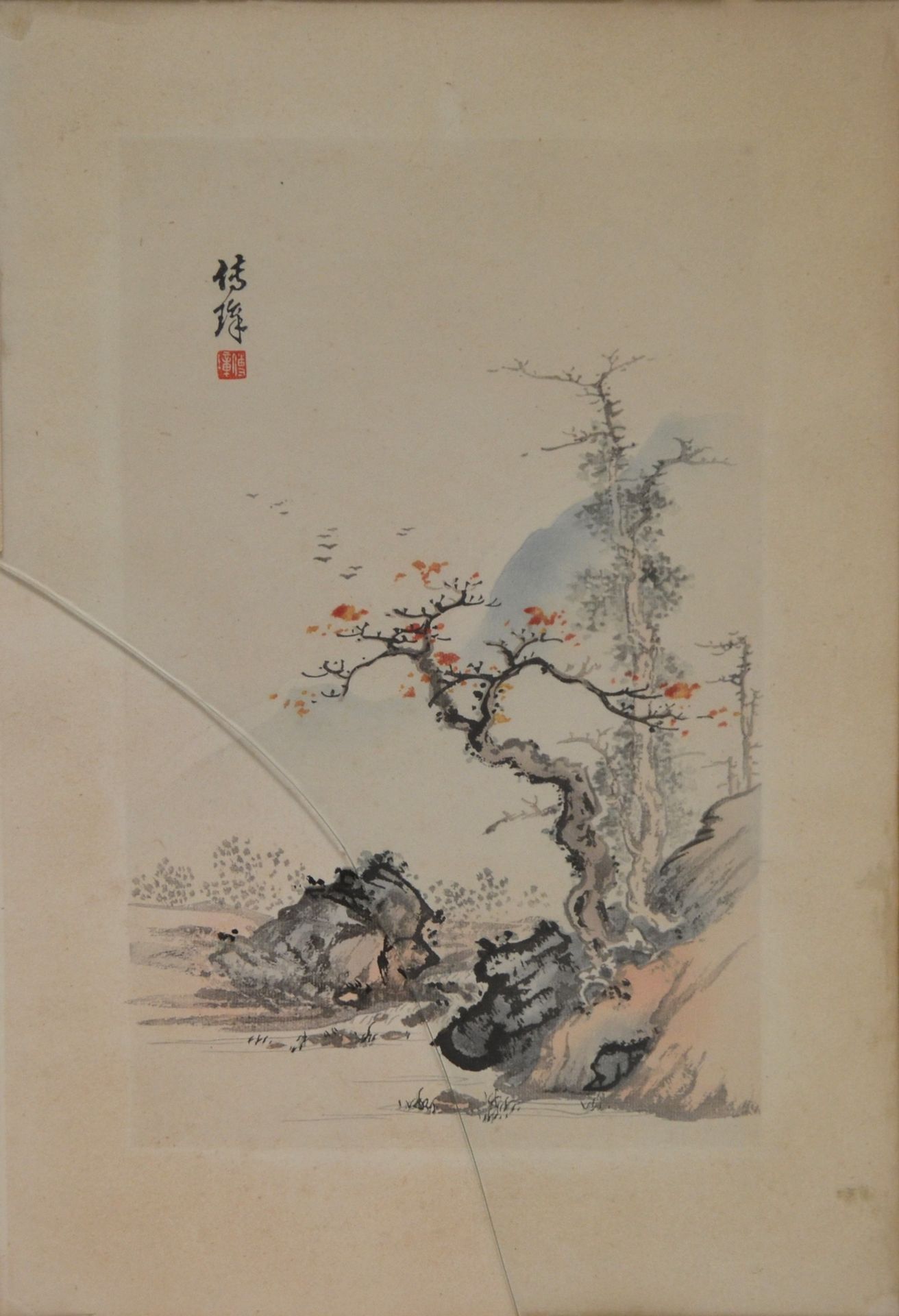 Null 中国，20世纪，川张国（1912-1990）的风格 纸上水墨和彩色画，山间风景中的虬枝。署名张川并加盖印章。在玻璃下装框（破损）。36 x 25厘米