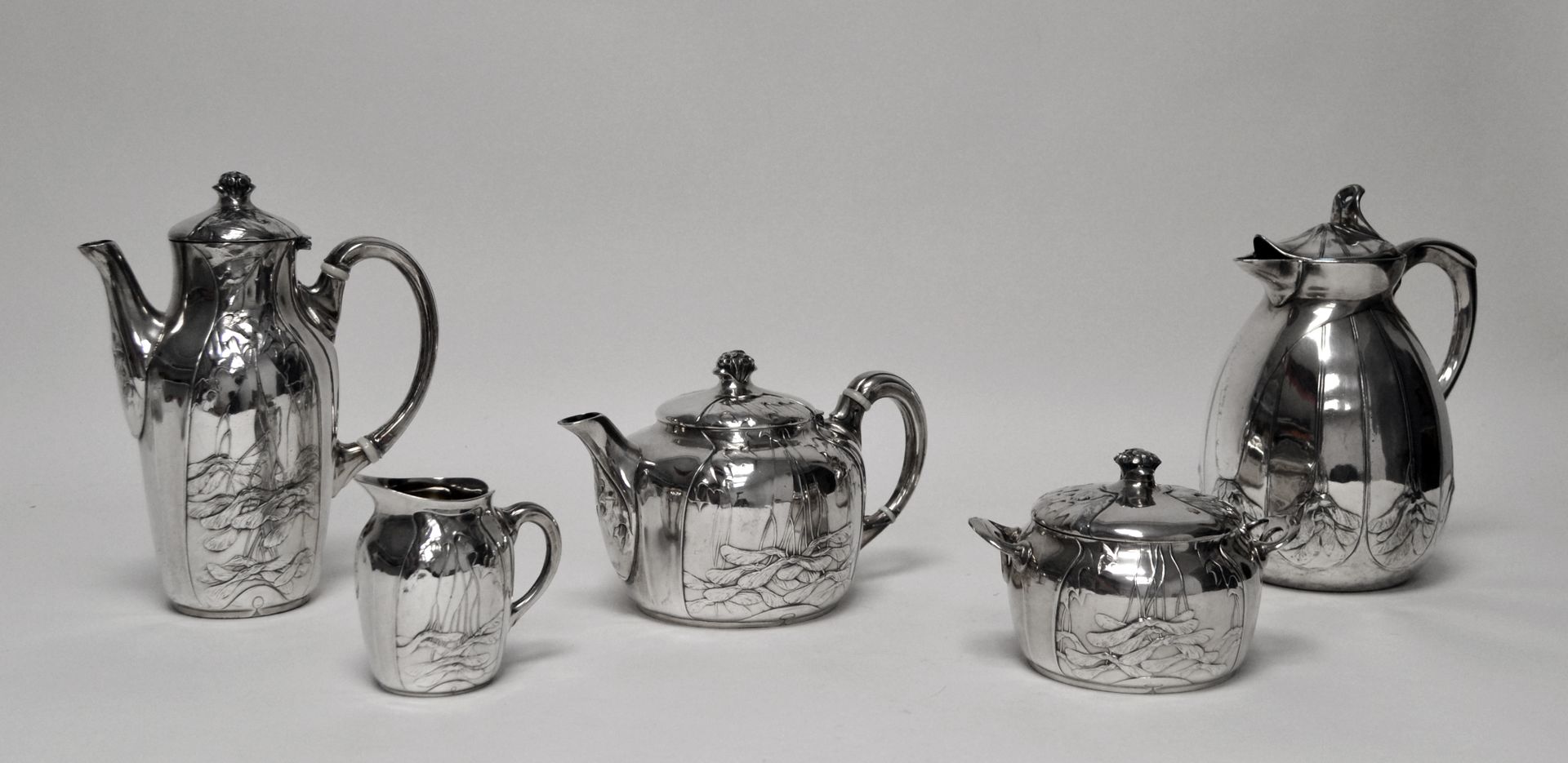 Null GALLIA.镀银茶具和咖啡具，包括茶壶，咖啡壶，牛奶壶，糖壶和热水壶，有枫叶和枫树撒玛利亚图案。咖啡壶高度：23厘米