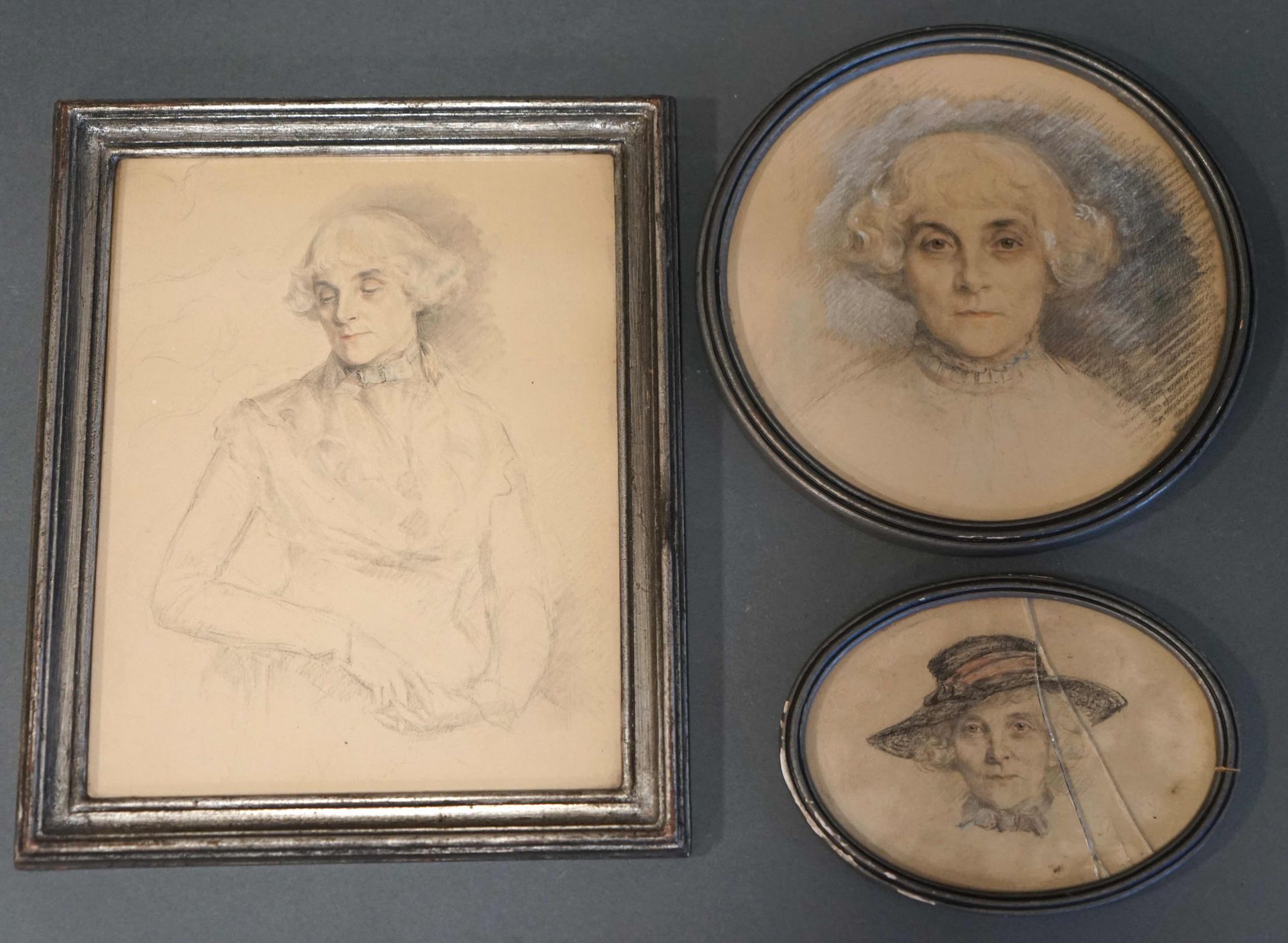 Null 路易斯-弗雷德里克-舒岑伯格（1825-1903）。三幅老年妇女的肖像画。石墨和粉彩。最大的作品为22 x 18厘米。
