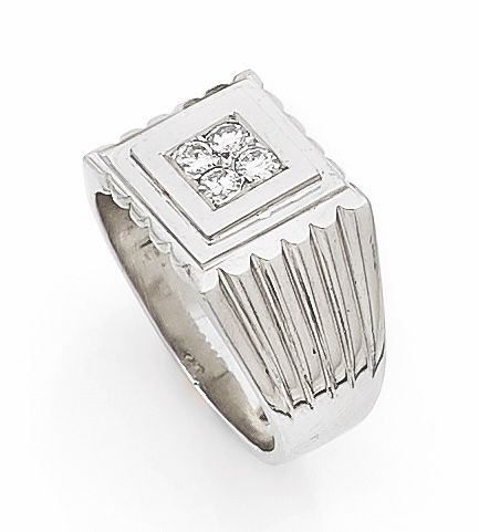 Null HORSE in 750 mils white gold, the square stepped bezel set with four diamon&hellip;