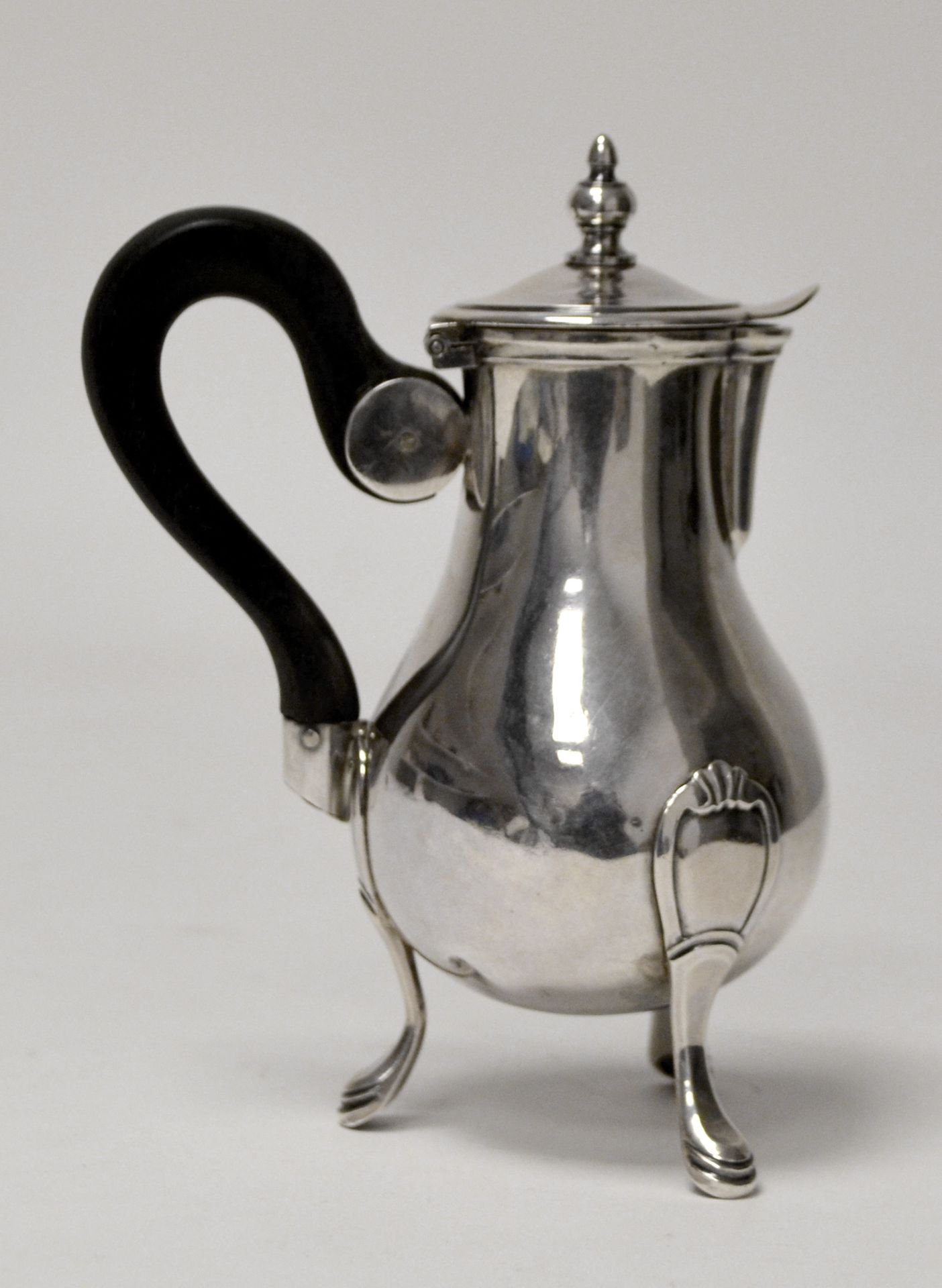 Null 银质EGOISTE玻璃杯，三脚架，乌木手柄，旋转的顶部，旋转的乌木手柄。巴黎，1819-1838年。高14.8厘米。毛重176克