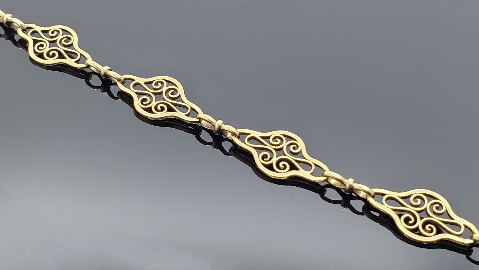 Null BRACELET in yellow gold 750 mils with filigree stitch. Weight 6 g L. 17,5 c&hellip;