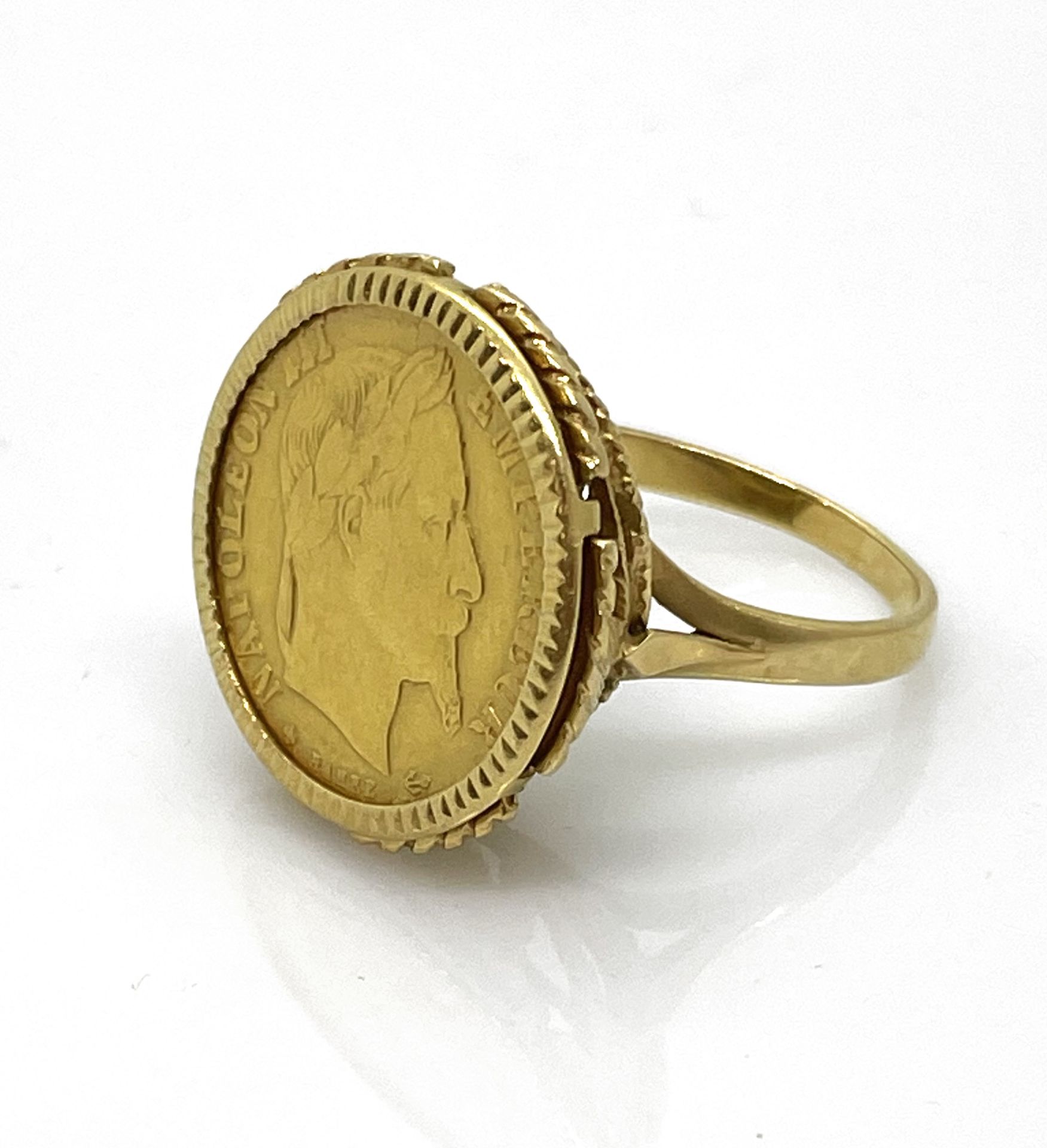 Null 黄金戒指，圆形表圈上镶嵌着一枚20法郎的拿破仑三世金币。重量8,07克 TDD 57