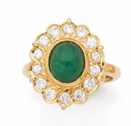 Null 镶嵌凸圆形祖母绿和明亮式切割钻石的黄金蓬巴杜戒指。毛重6.4克 TDD 50 H. 挡板18毫米(变形)