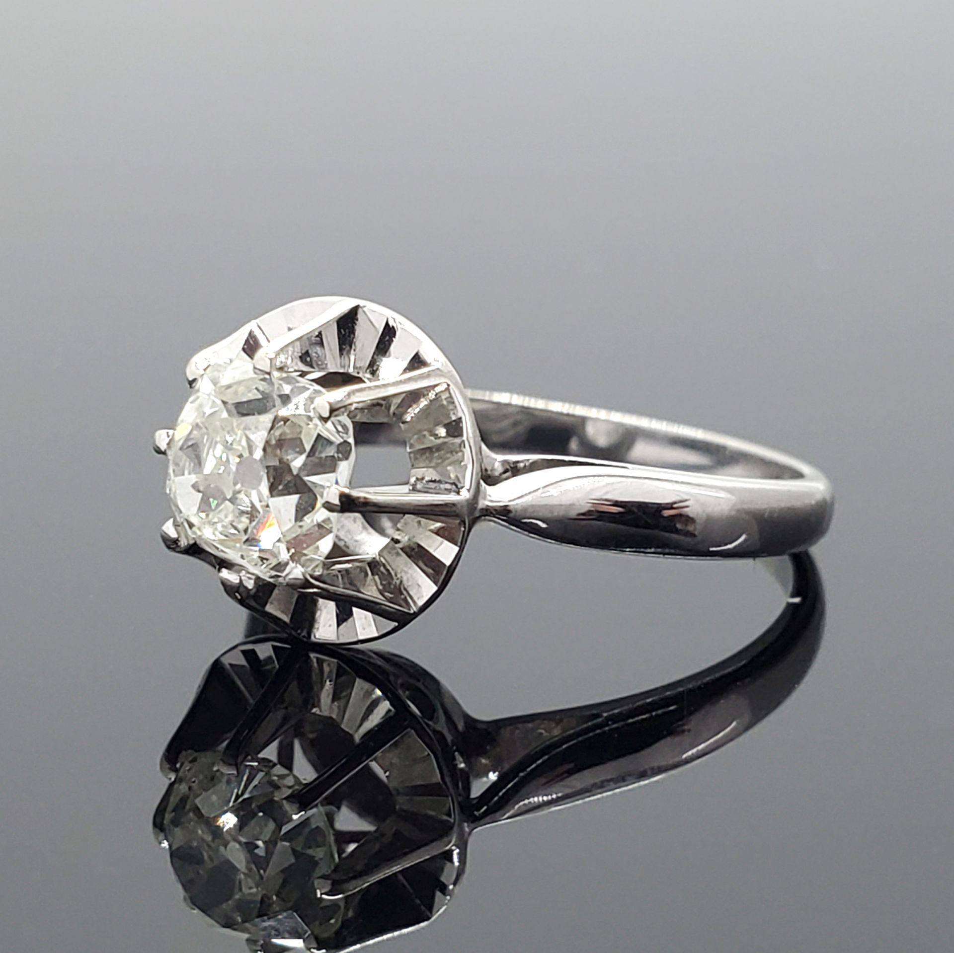 Null RING in white gold 750 mils, set with a cushion-cut diamond, calibrating ap&hellip;