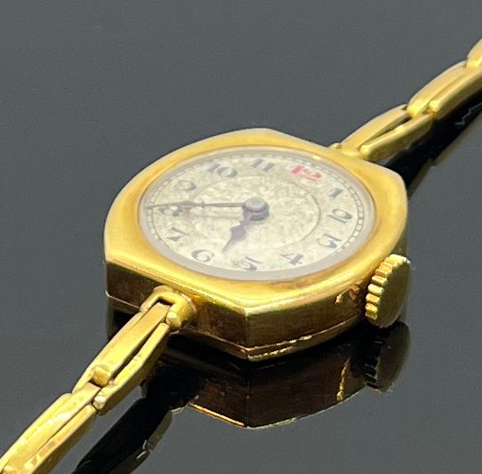 Null Damen-Armbanduhr aus Gelbgold, gegliederter Armreif, Tonneau-Gehäuse. Brutt&hellip;