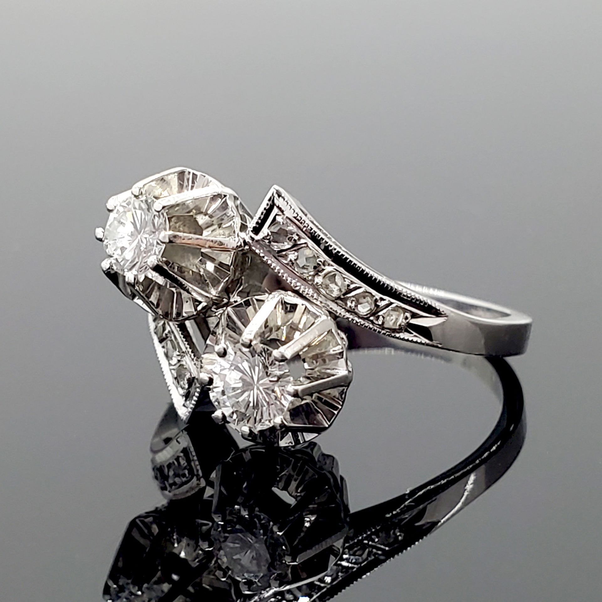 Null 750密耳白金戒指，镶嵌两颗明亮式切割钻石，每颗约0.3克拉，钻石碎片成行。重量4.7 TDD 55