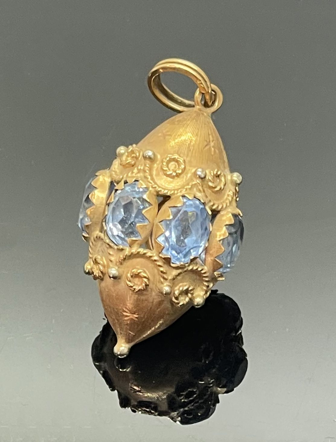 Null Lampion "吊坠，50密耳金，镶嵌蓝色宝石，并以花丝装饰加强。外国作品。毛重10.91克