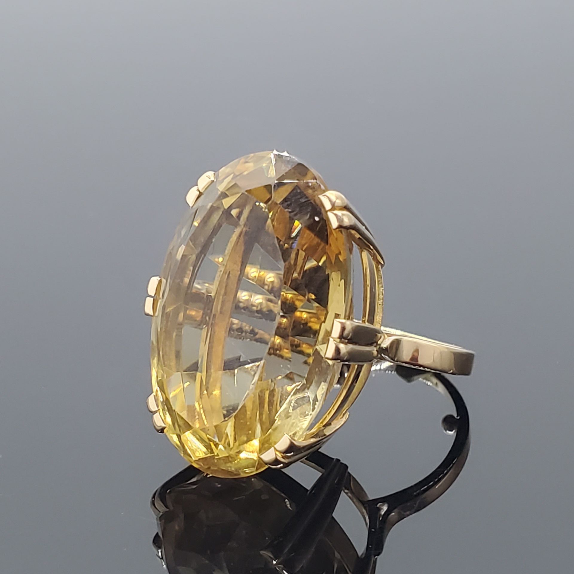 Null 750密耳黄金戒指，镶嵌了一个非常大的椭圆刻面黄水晶。毛重21克 TDD 5宝石直径30 x 22毫米