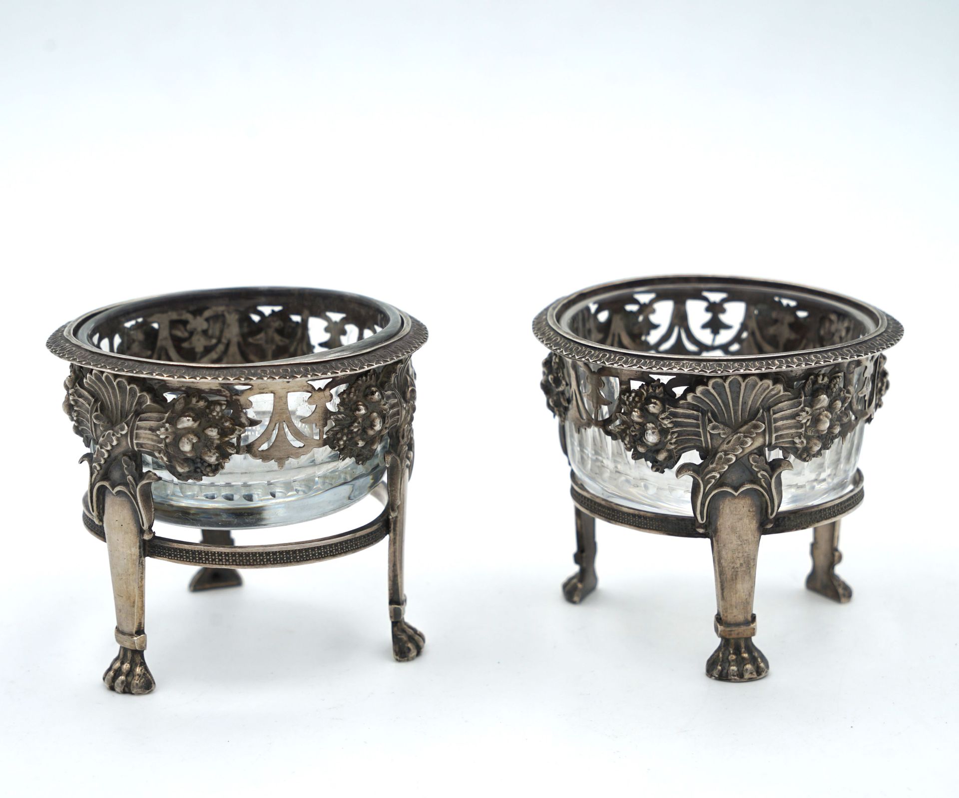 Null 一对九百五十米的银制三脚架，站在三只爪子上，上面是丰饶的角，内部是玻璃。巴黎1809 - 1819，重量103克