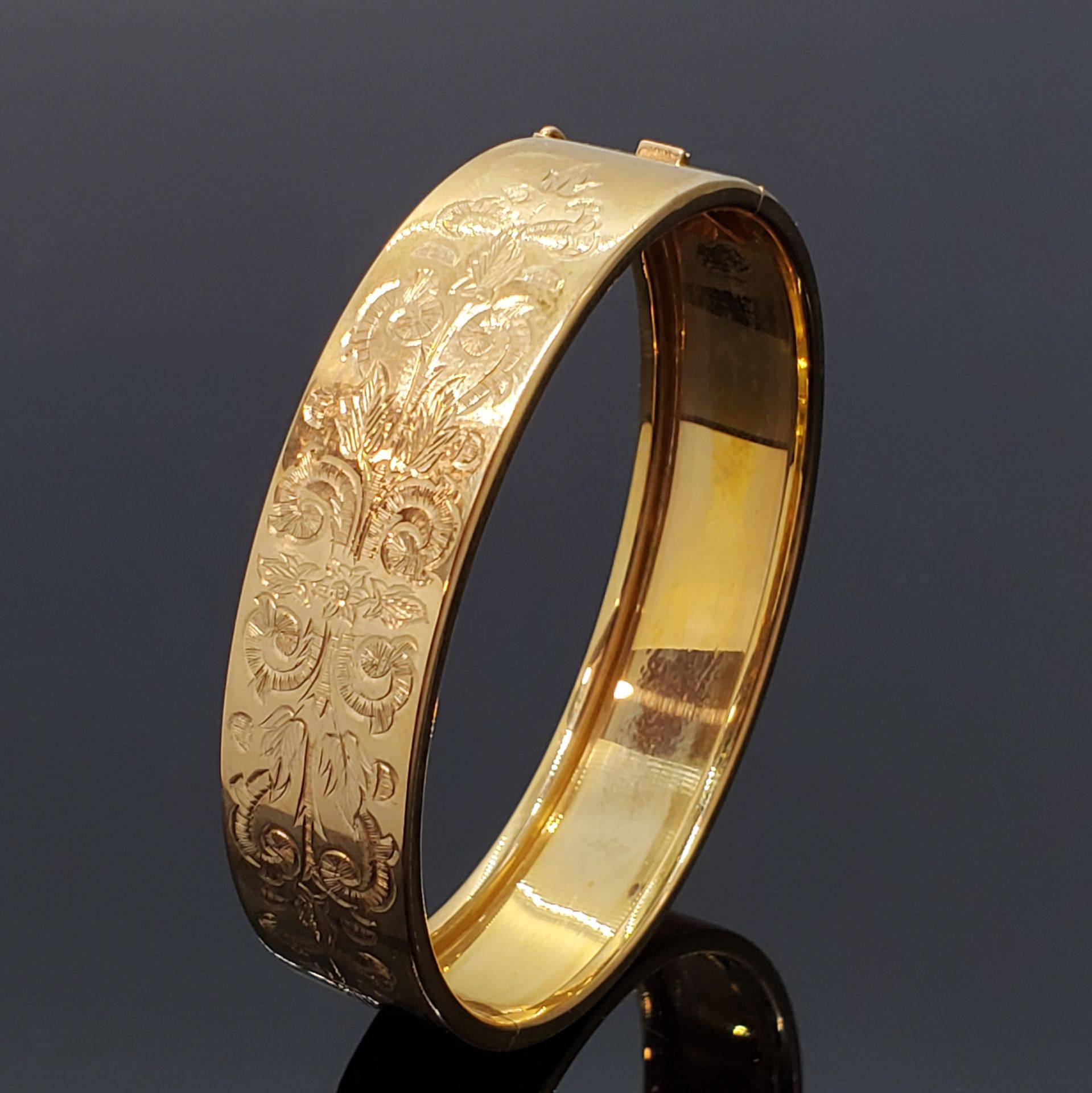 Null 750密尔黄金手镯，素色背景上刻有树叶图案。重量21克 直径6 x 5.4厘米