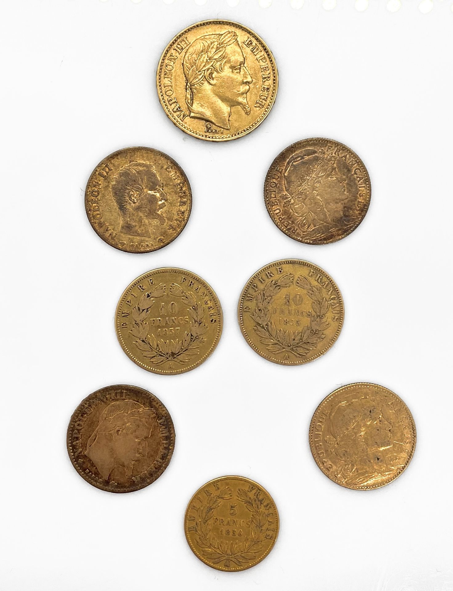 Null 八件套：一件20法郎的拿破仑三世金币，六件10法郎的拿破仑三世和玛丽安金币，一件5法郎的拿破仑三世金币。