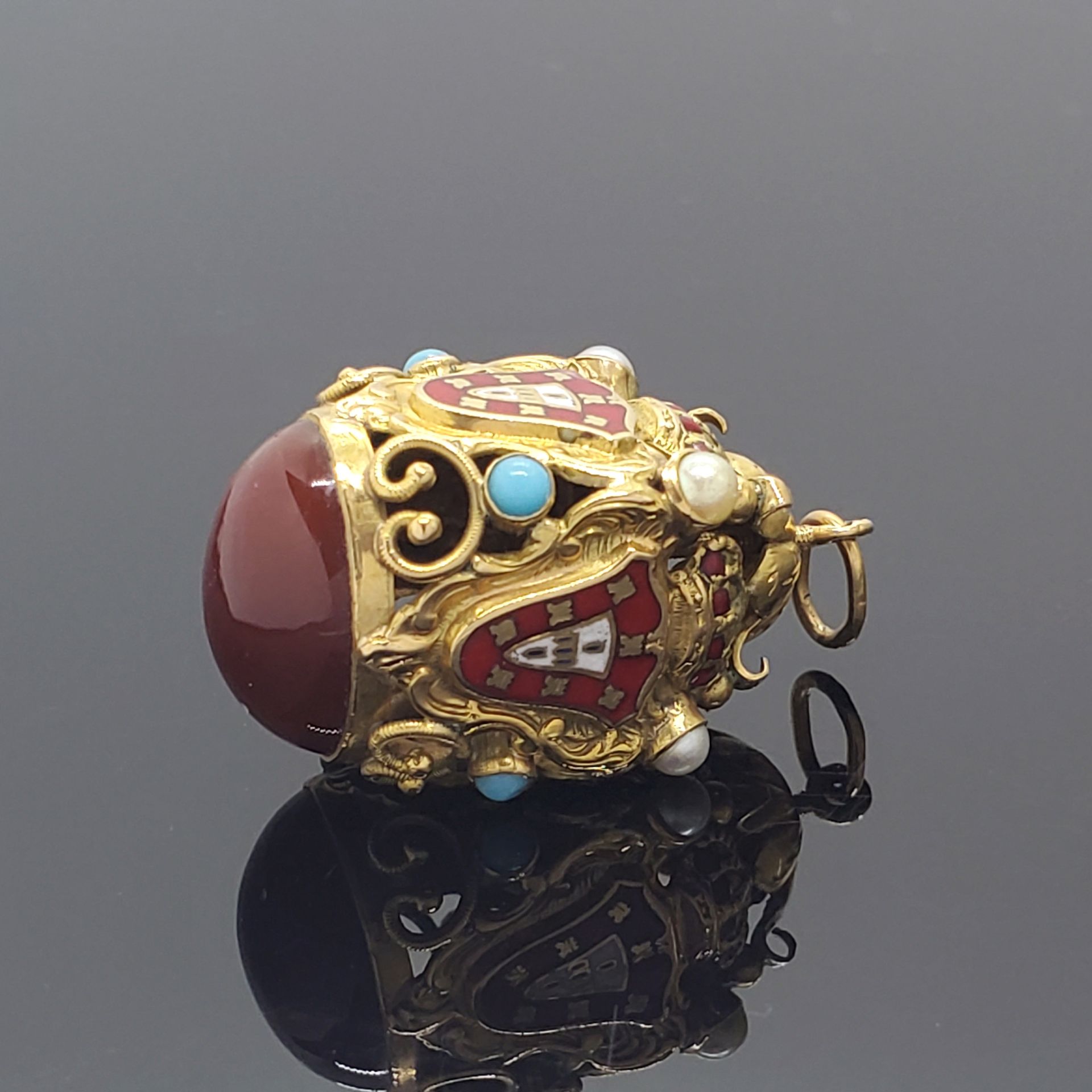 Null 美丽的750密耳黄金和珐琅PENDELOQUE，镶嵌有凸圆形红玉髓和养殖珍珠及绿松石。可能是葡萄牙的作品。毛重7.9克，高30毫米。