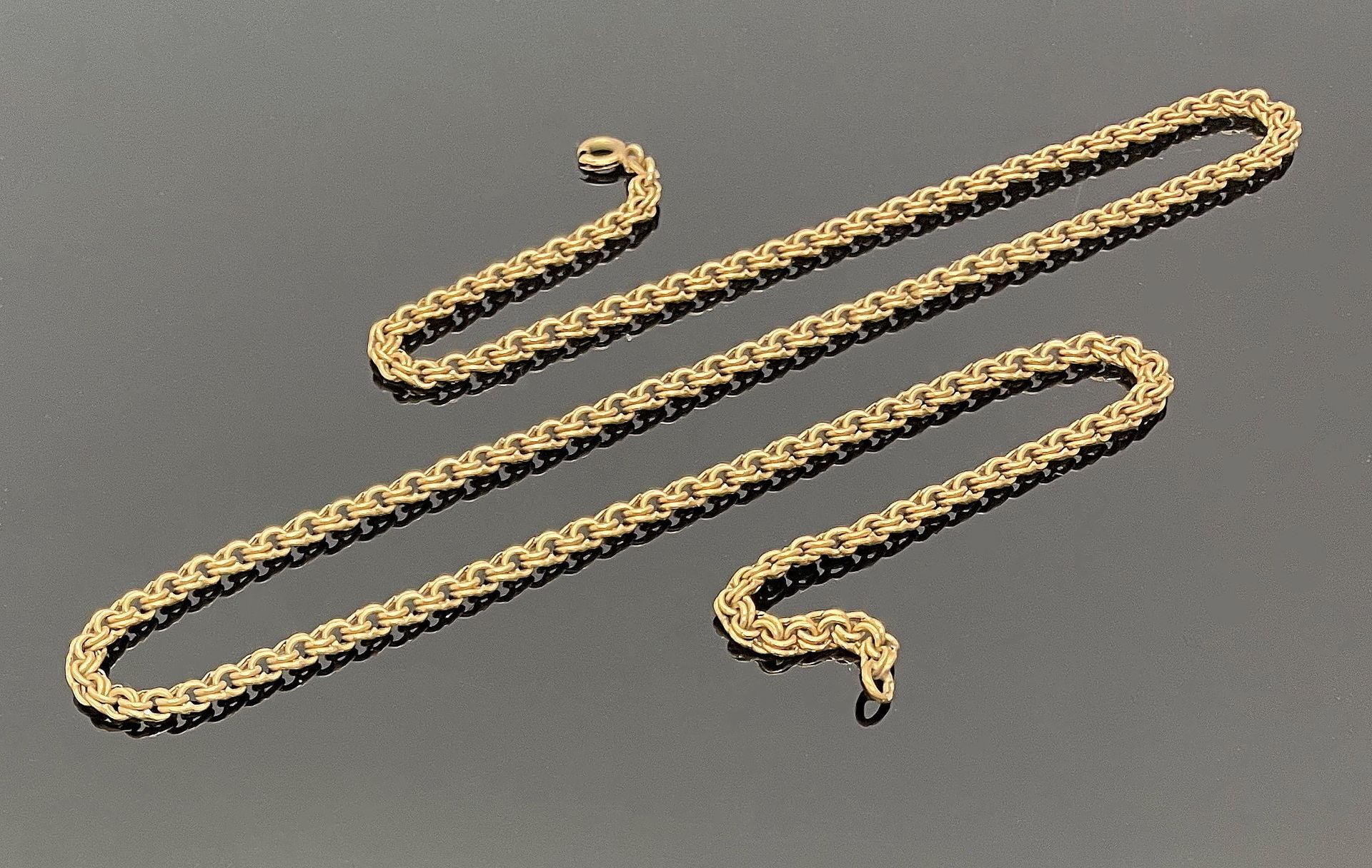 Null 美丽的黄金链，有两个jaseron缝线。重量为10.8克。 长55.5厘米（扣子损坏）。