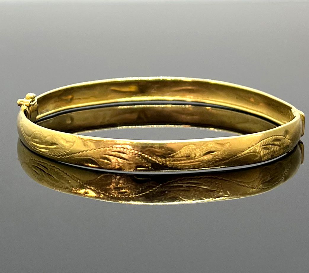 Null Rigid opening BRACELET in gold 750 mils with guilloché decoration of leaves&hellip;