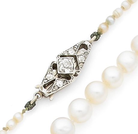 Null NECKLACE of fine pearls in fall. The clasp is in white gold 750 mils and de&hellip;